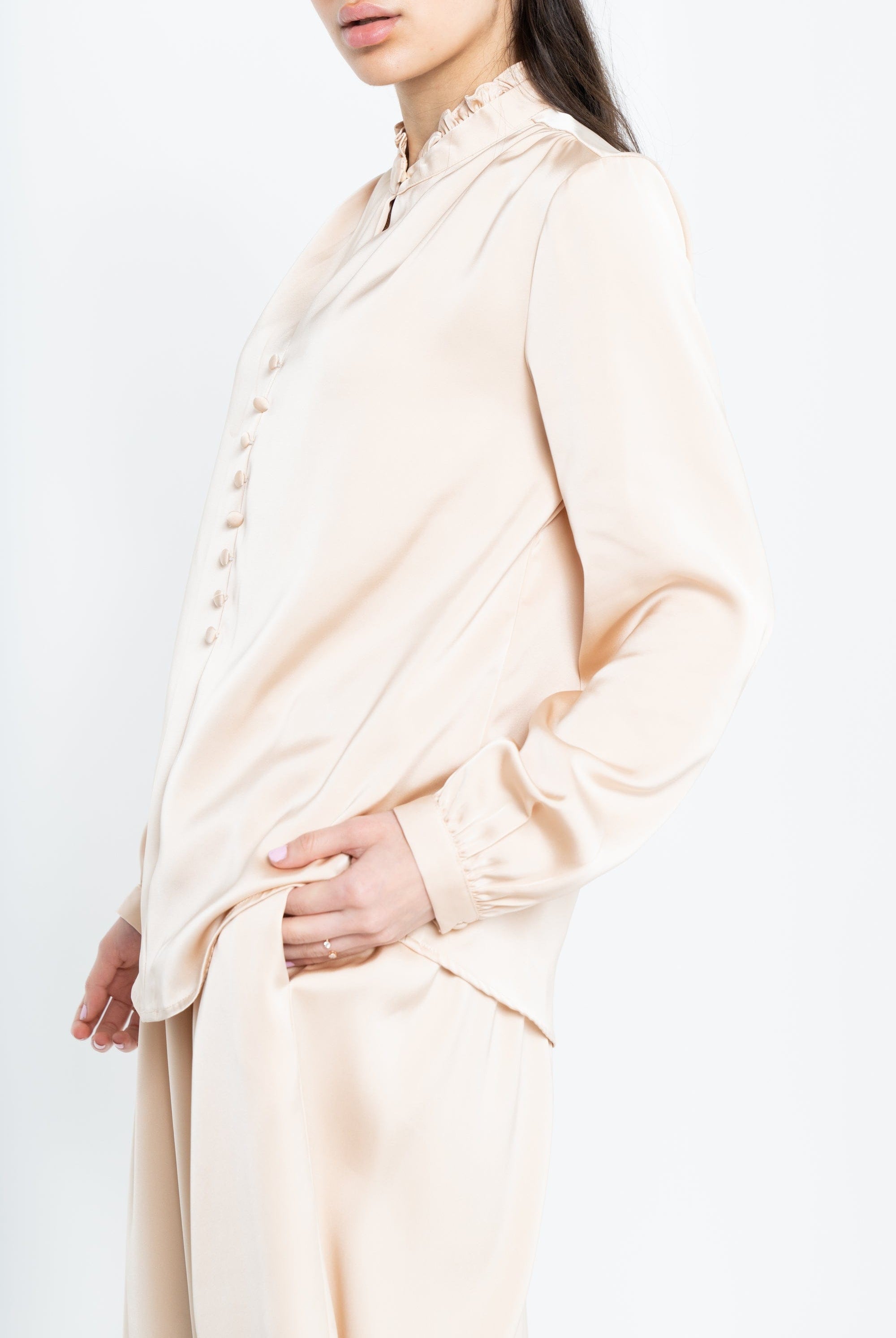 نتشي بلوزة بأكمام طويلة سادة بأزرار أمامية واسعة