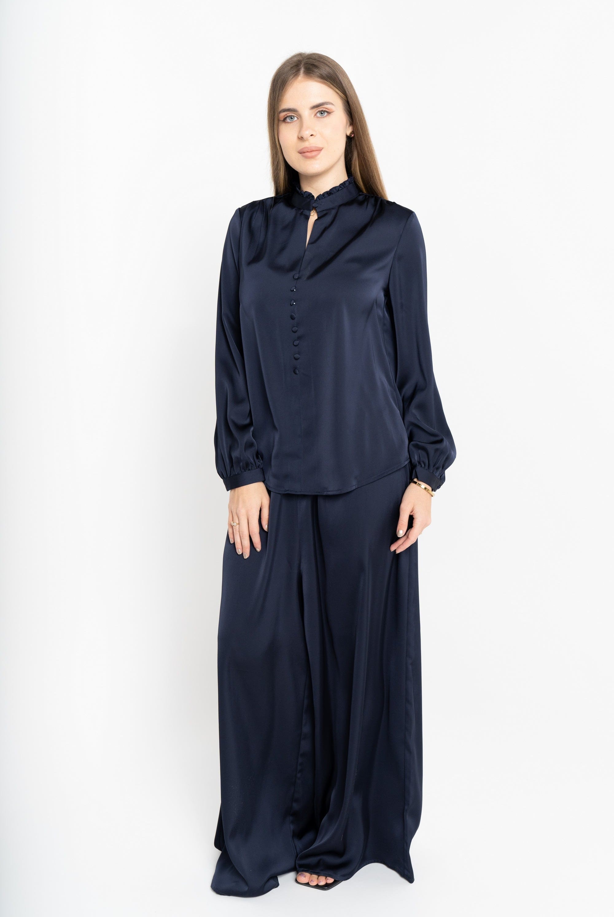 نتشي بلوزة بأكمام طويلة سادة بأزرار أمامية واسعة