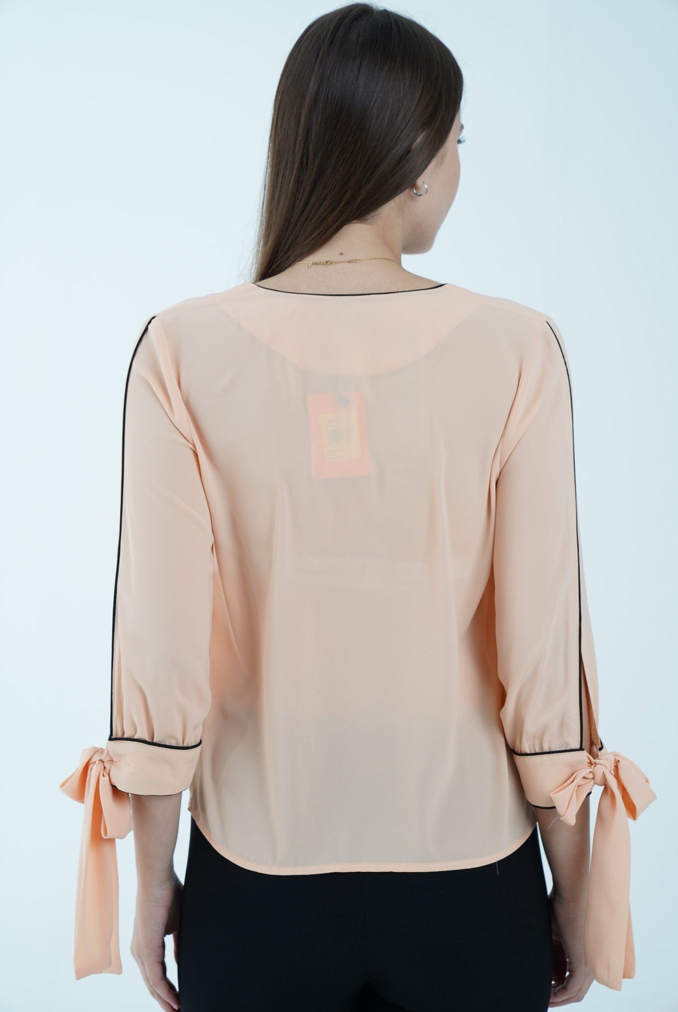 نتشي توب سادة بفتحة صدر 3/4 كم برباط على الأساور