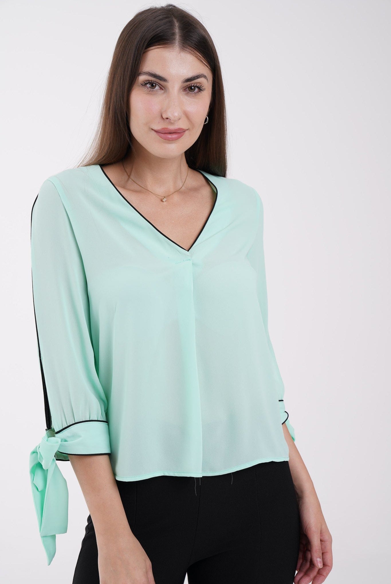 نتشي توب سادة بفتحة صدر 3/4 كم برباط على الأساور