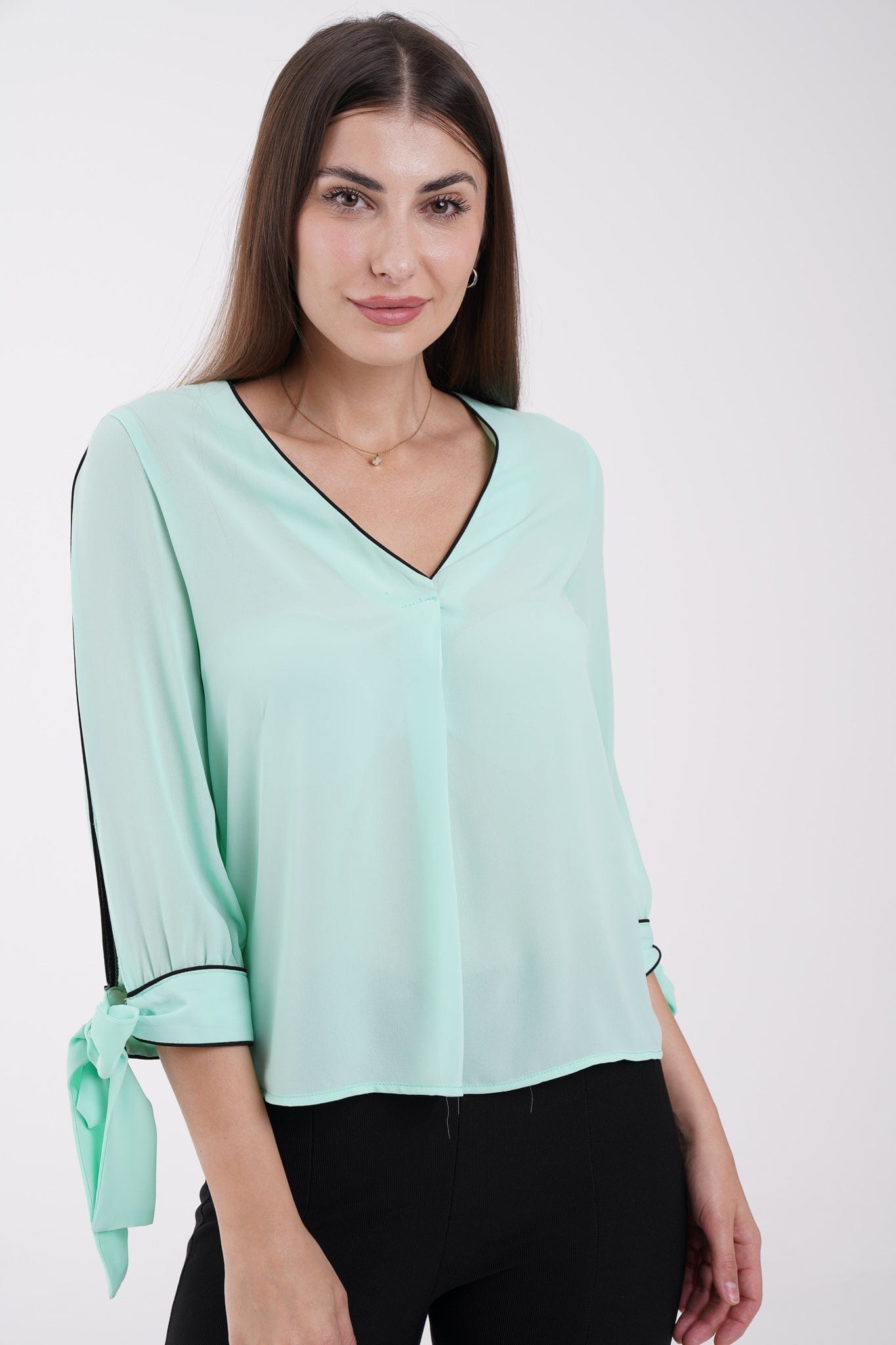 نتشي توب سادة بفتحة صدر 3/4 كم برباط على الأساور