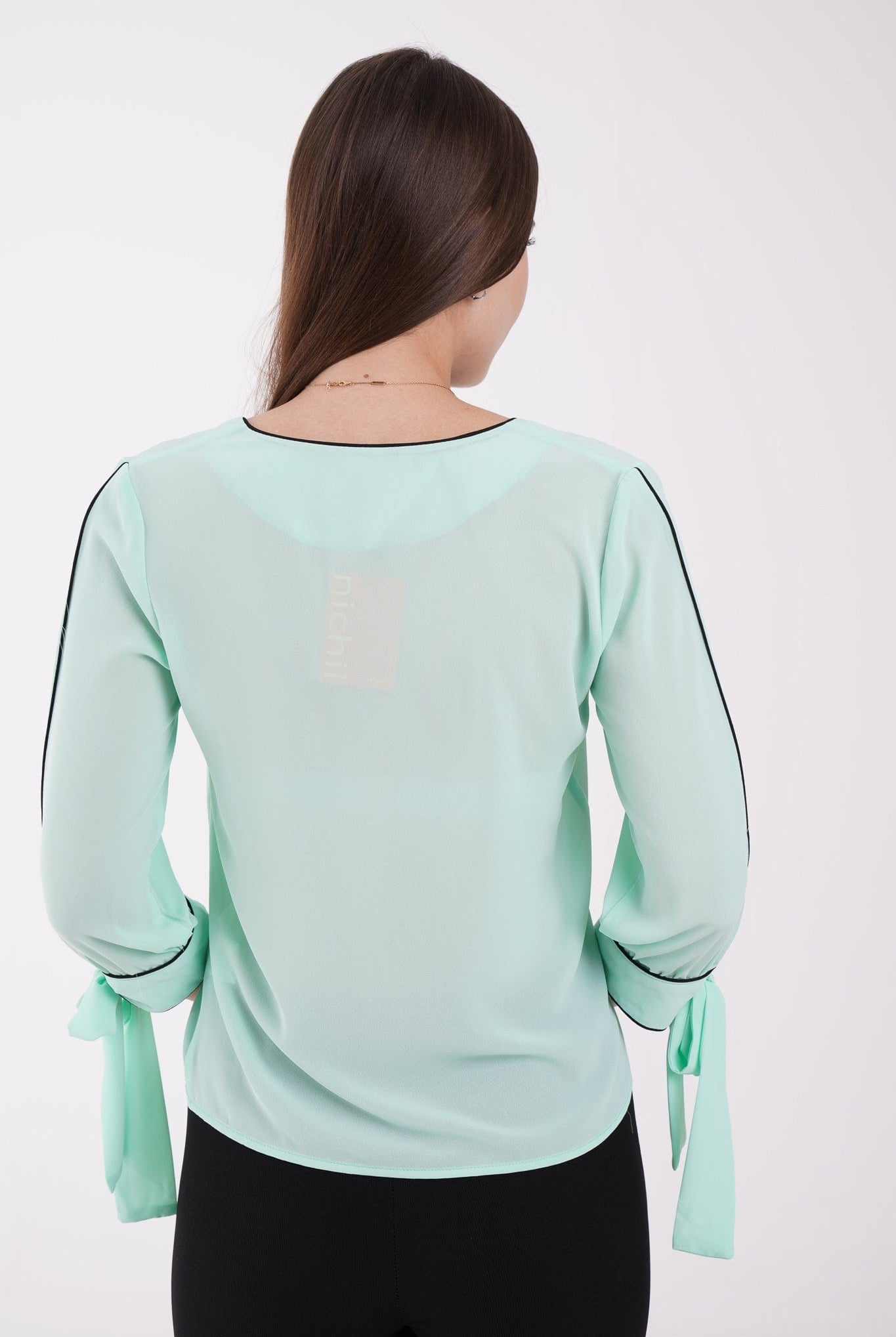 نتشي توب سادة بفتحة صدر 3/4 كم برباط على الأساور