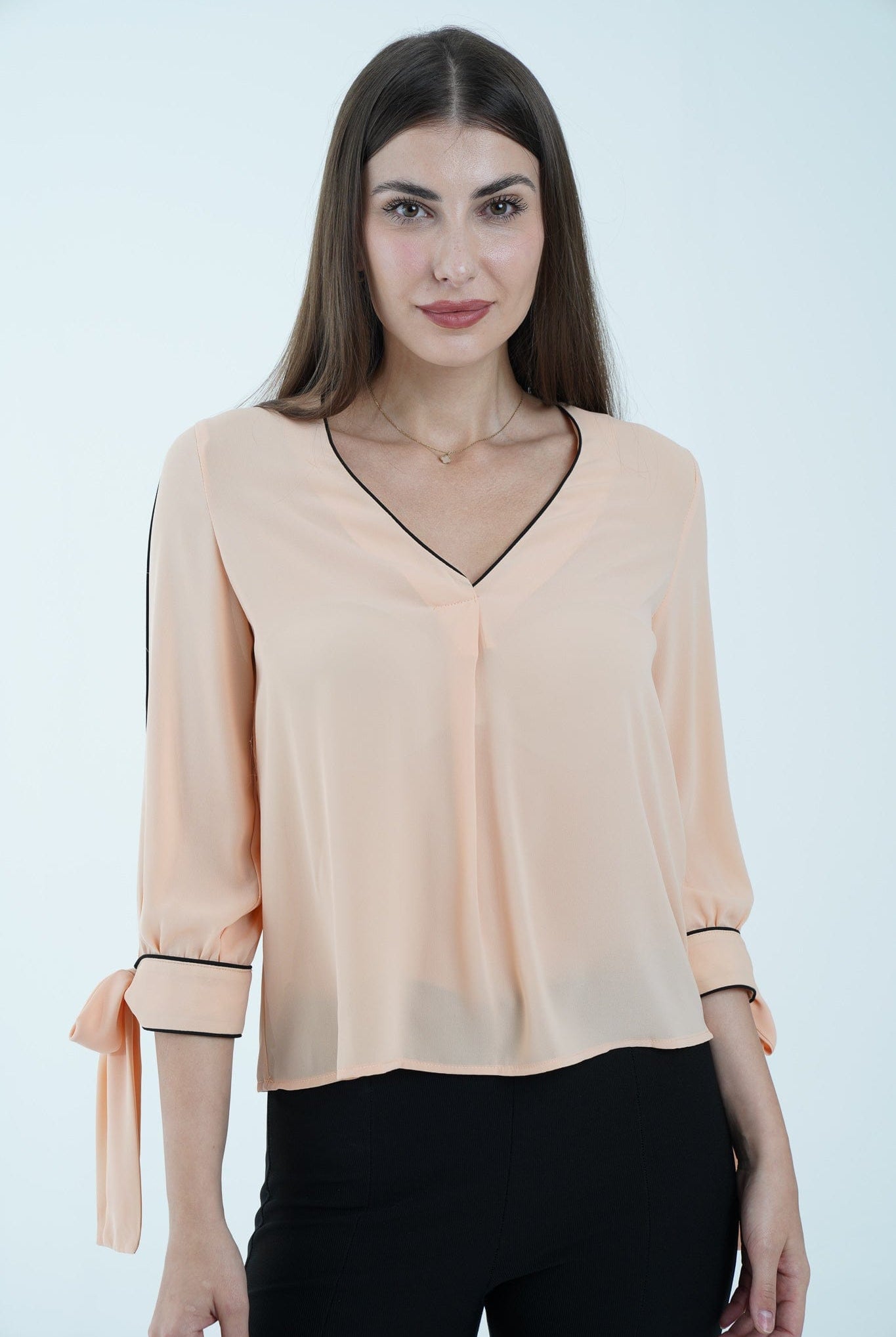 نتشي توب سادة بفتحة صدر 3/4 كم برباط على الأساور