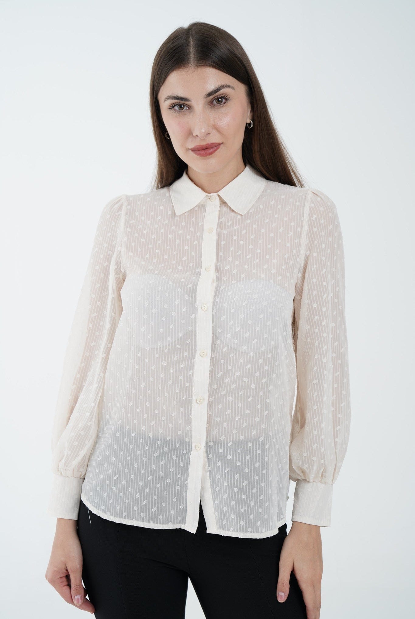 نتشي قميص شفاف بأزرار أمامية وياقة كم طويل