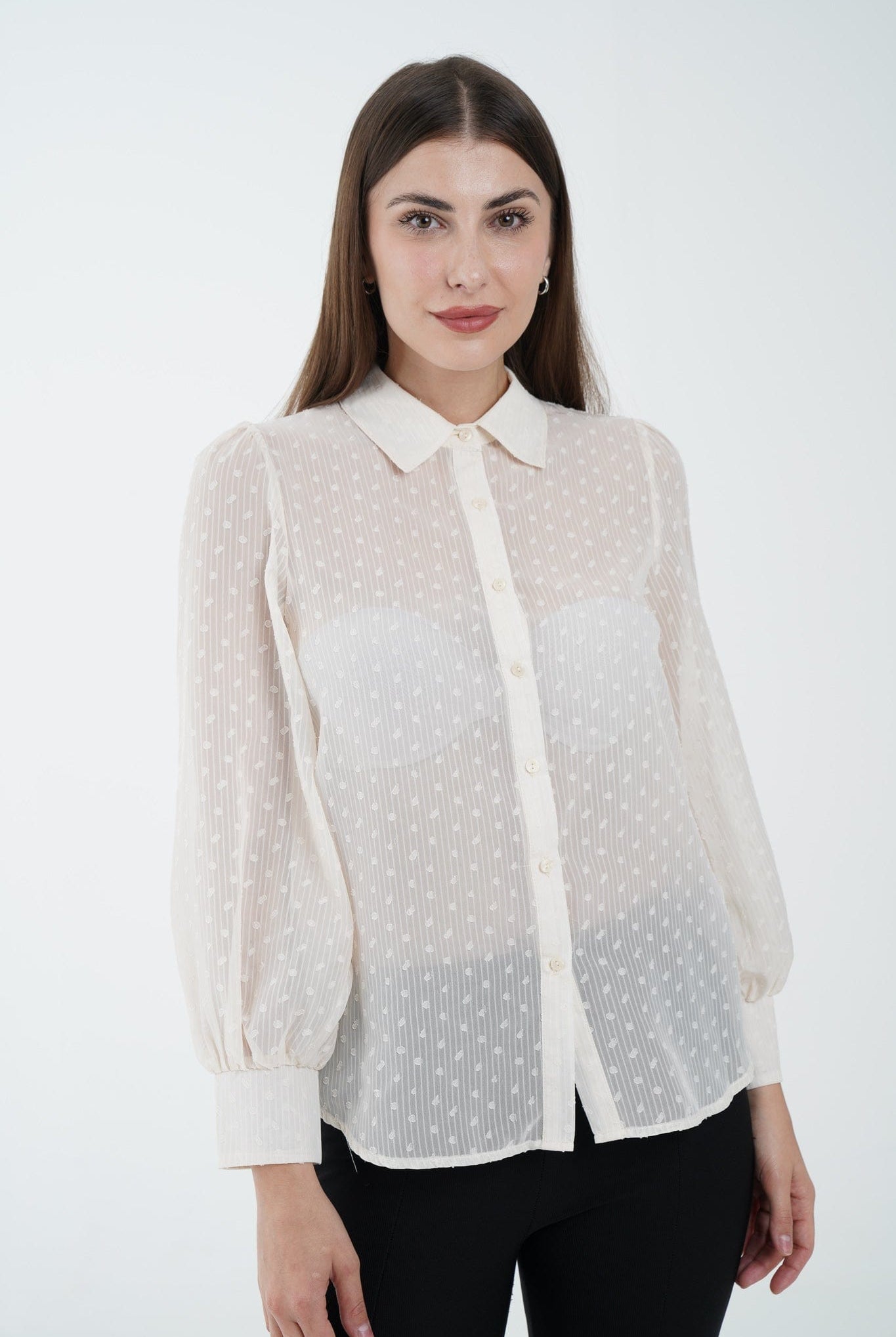 نتشي قميص شفاف بأزرار أمامية وياقة كم طويل