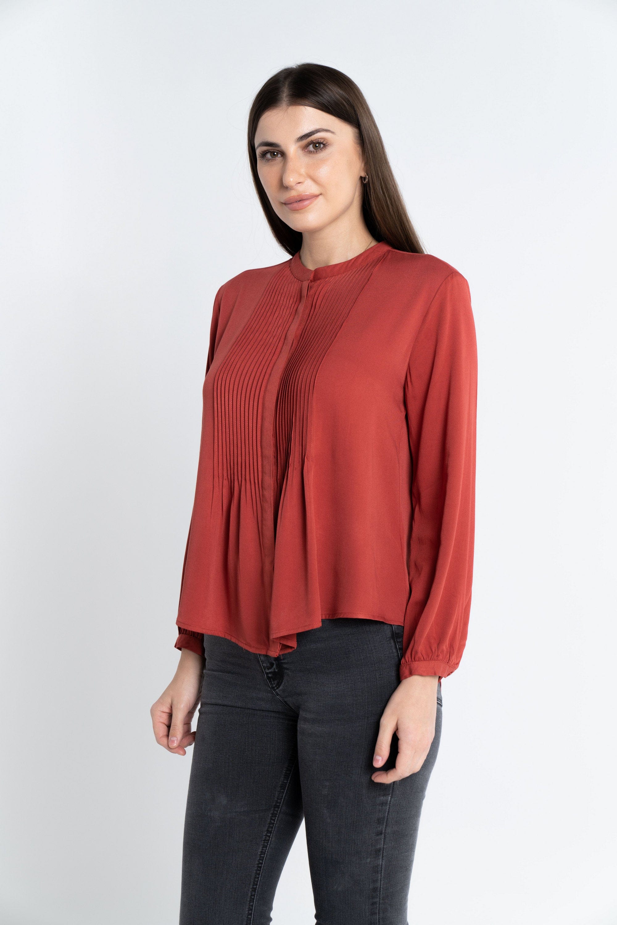 نتشي قميص كلاسيك بكشكشة على الصدر كم طويل بف نسائي