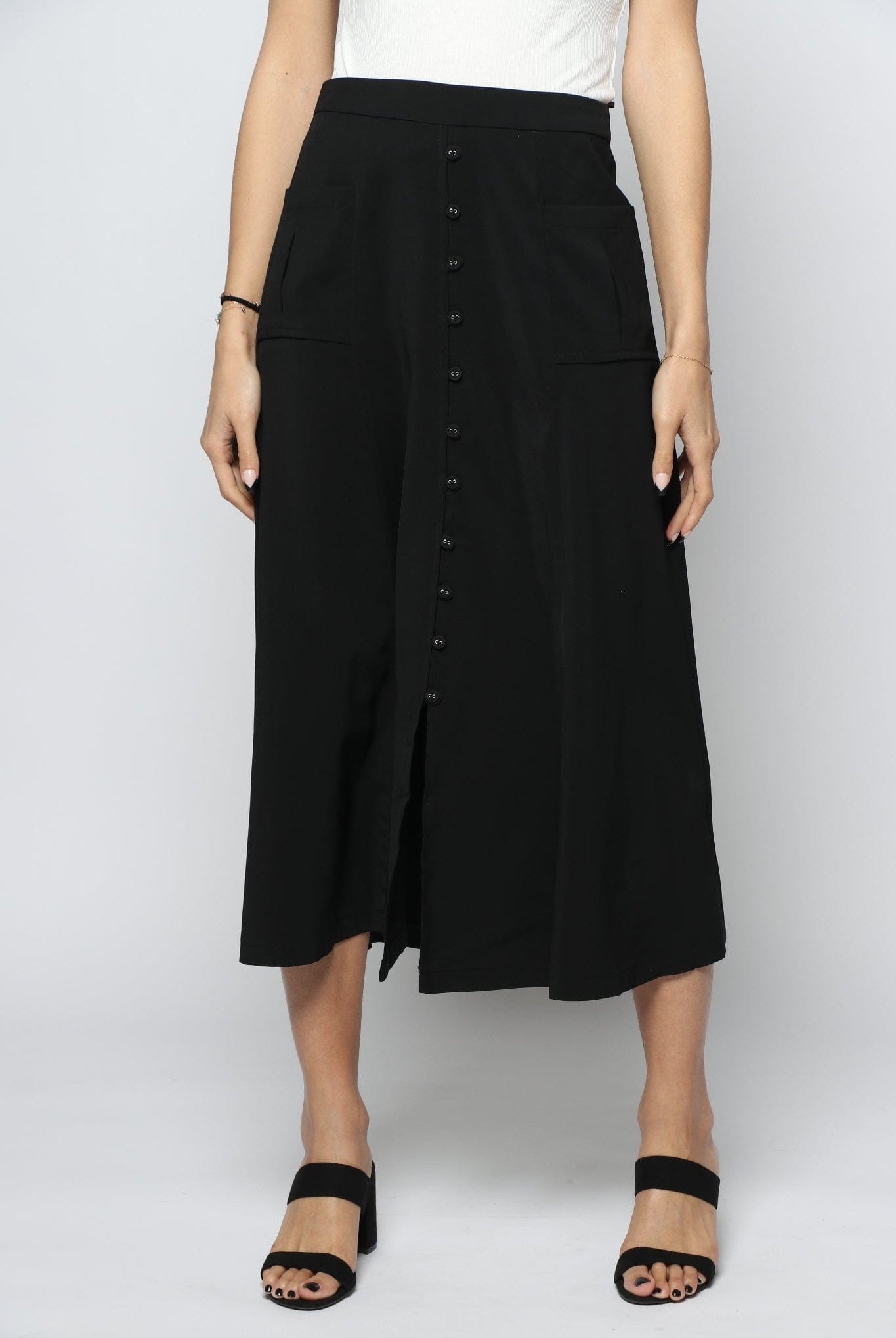 نتشي تنورة ميدي سادة بجيوب بأزرار أمامية