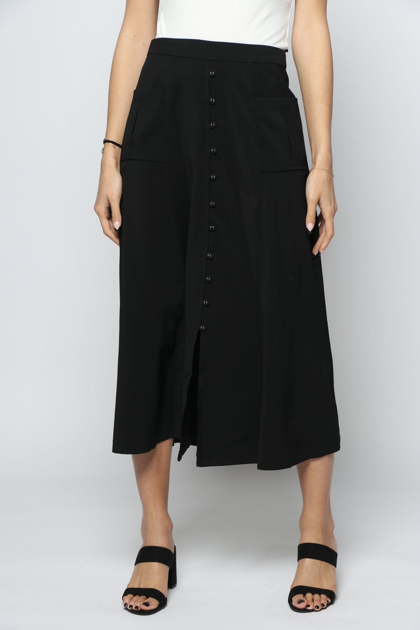 نتشي تنورة ميدي سادة بجيوب بأزرار أمامية