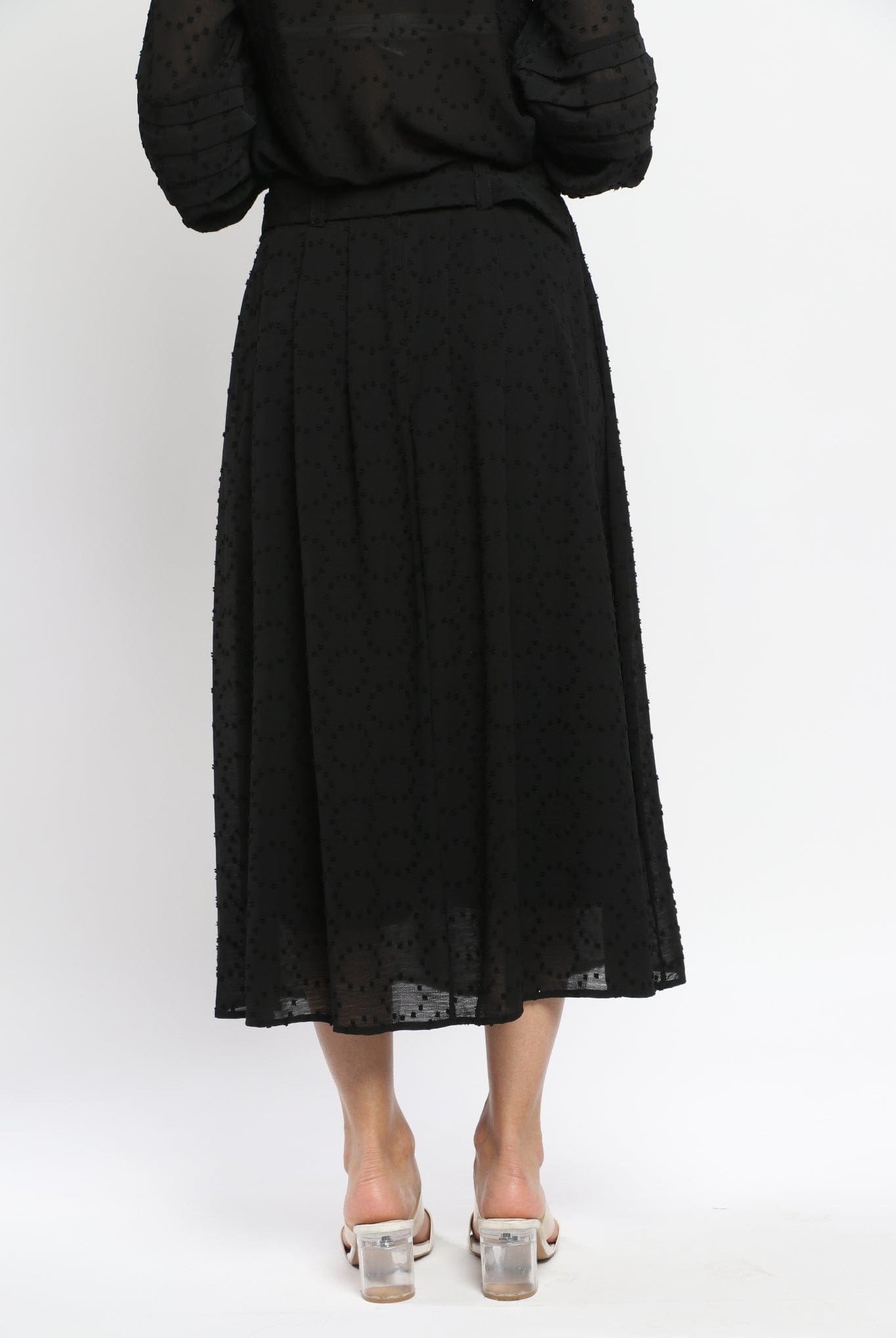 نتشي تنورة ميدي شيفون بنقوش بارزة صغيرة مزوده بحزام على الخصر