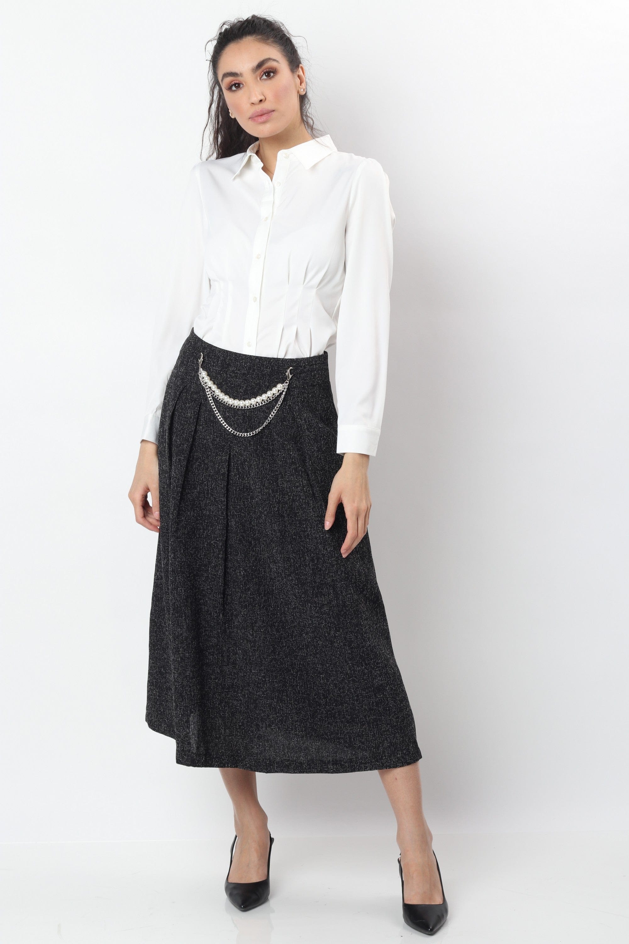 نتشي تنورة ميدي رسمية سادة مزينة بكسرات وسلسال على الخصر من الأمام