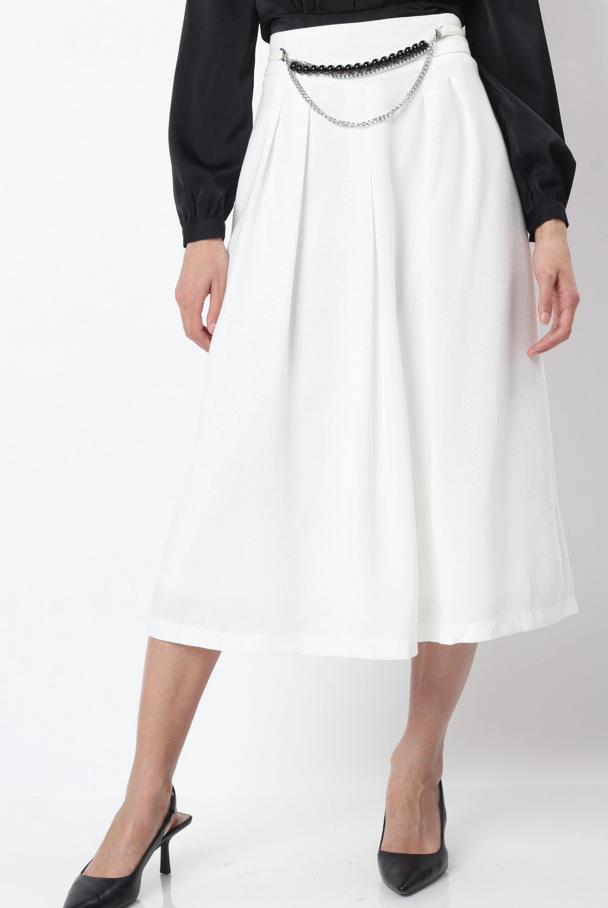 نتشي تنورة ميدي رسمية سادة مزينة بكسرات وسلسال على الخصر من الأمام