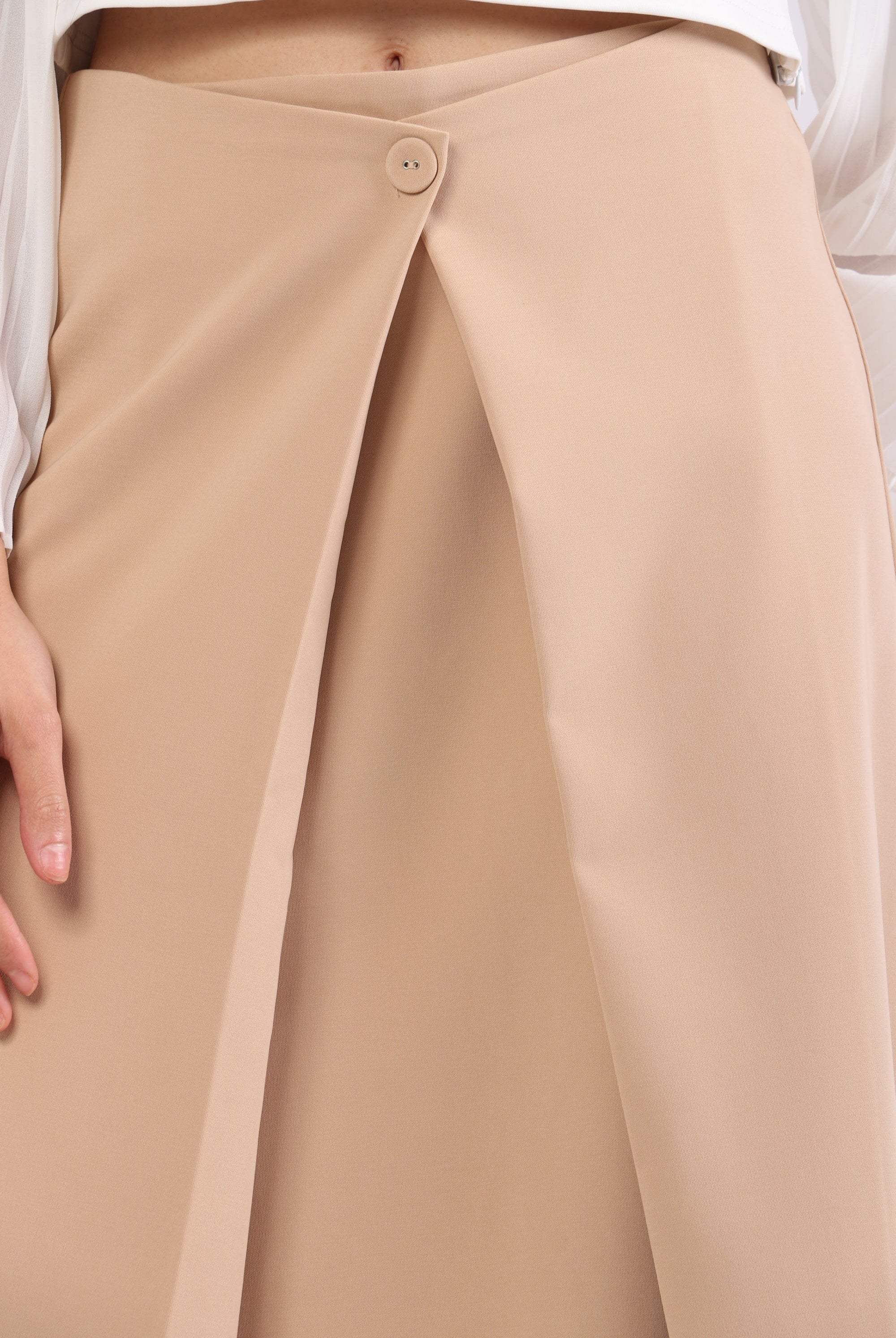 نتشي تنورة ميدي سادة بطيات عريضة محكمة بزرار