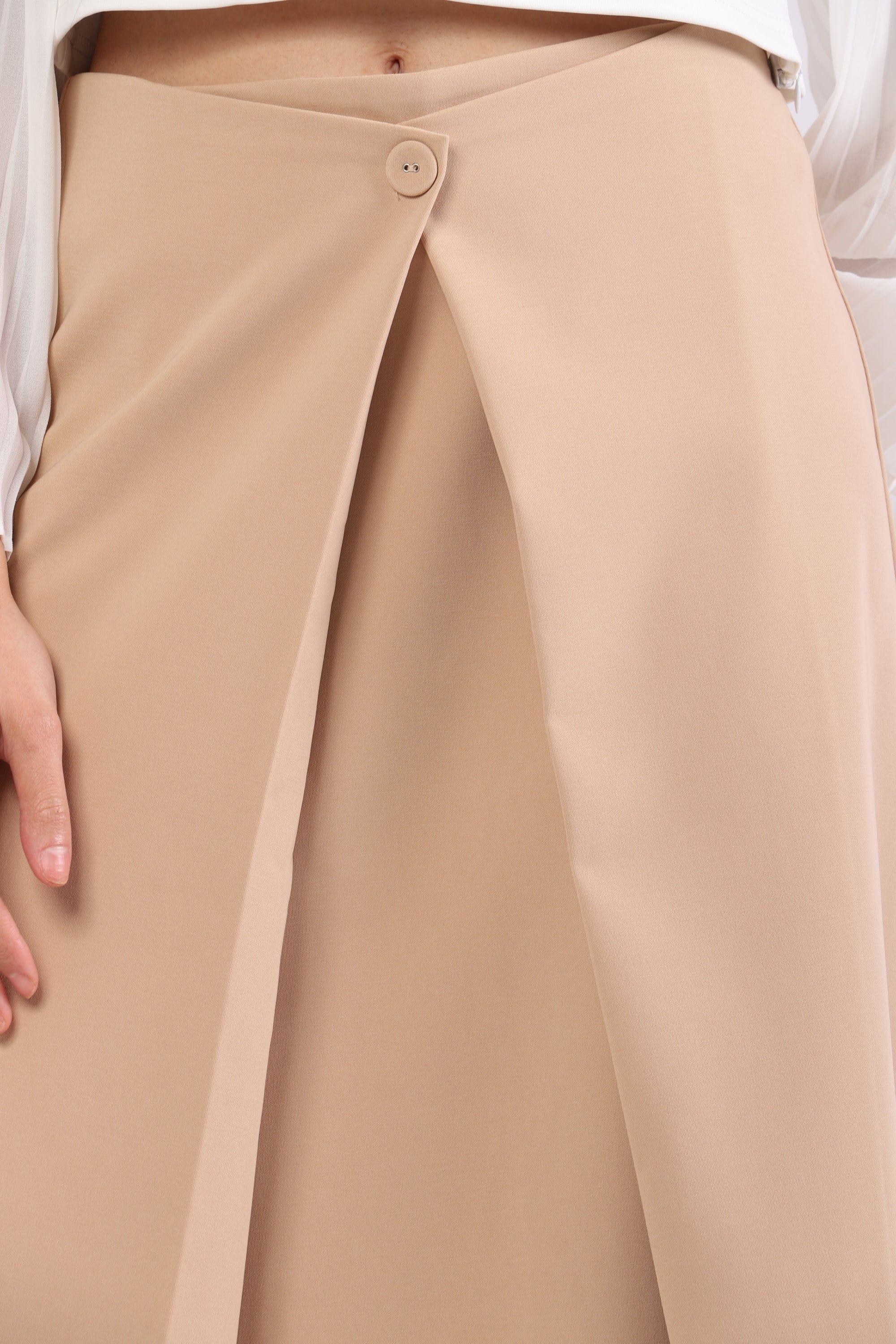 نتشي تنورة ميدي سادة بطيات عريضة محكمة بزرار