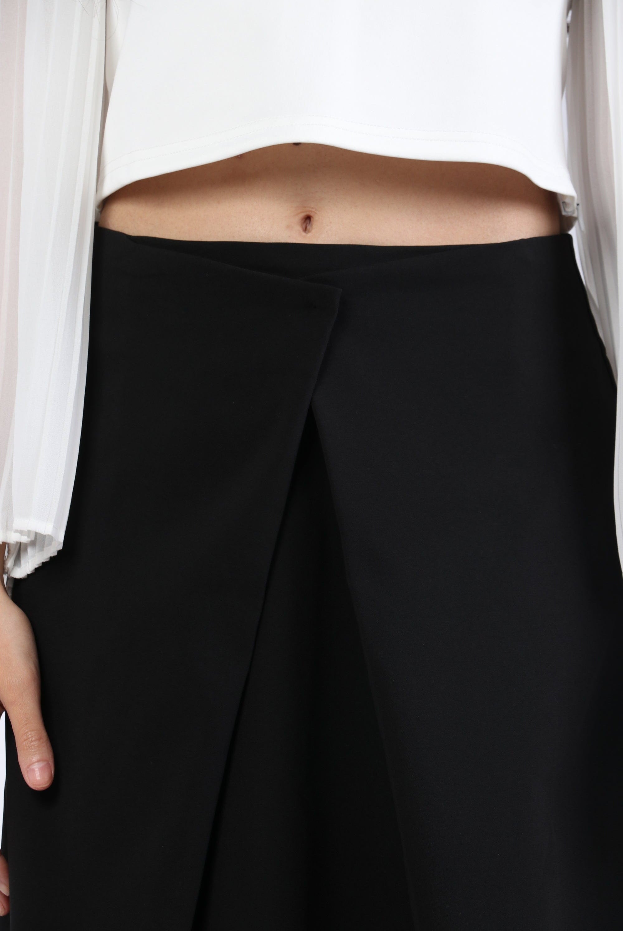 نتشي تنورة ميدي سادة بطيات عريضة محكمة بزرار