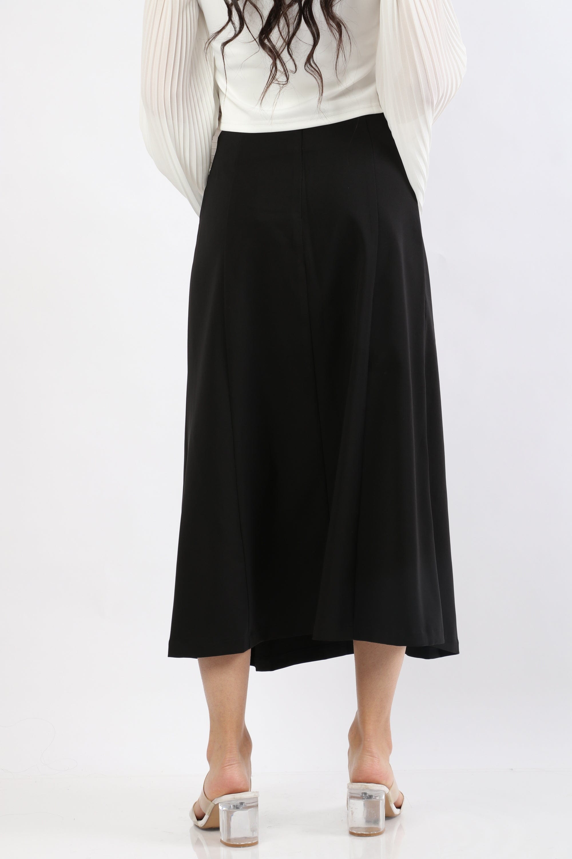 نتشي تنورة ميدي سادة بطيات عريضة محكمة بزرار