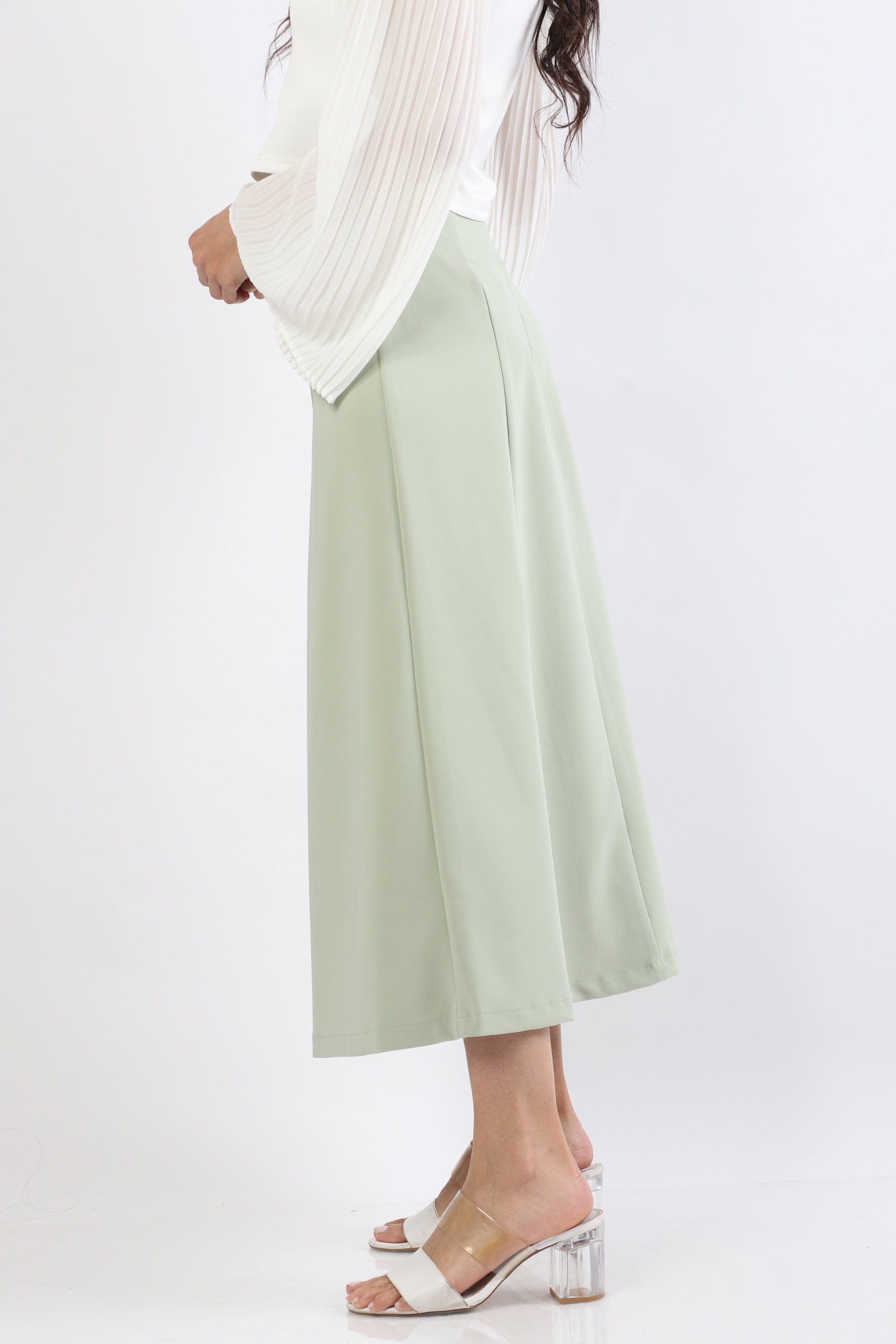 نتشي تنورة ميدي سادة بطيات عريضة محكمة بزرار