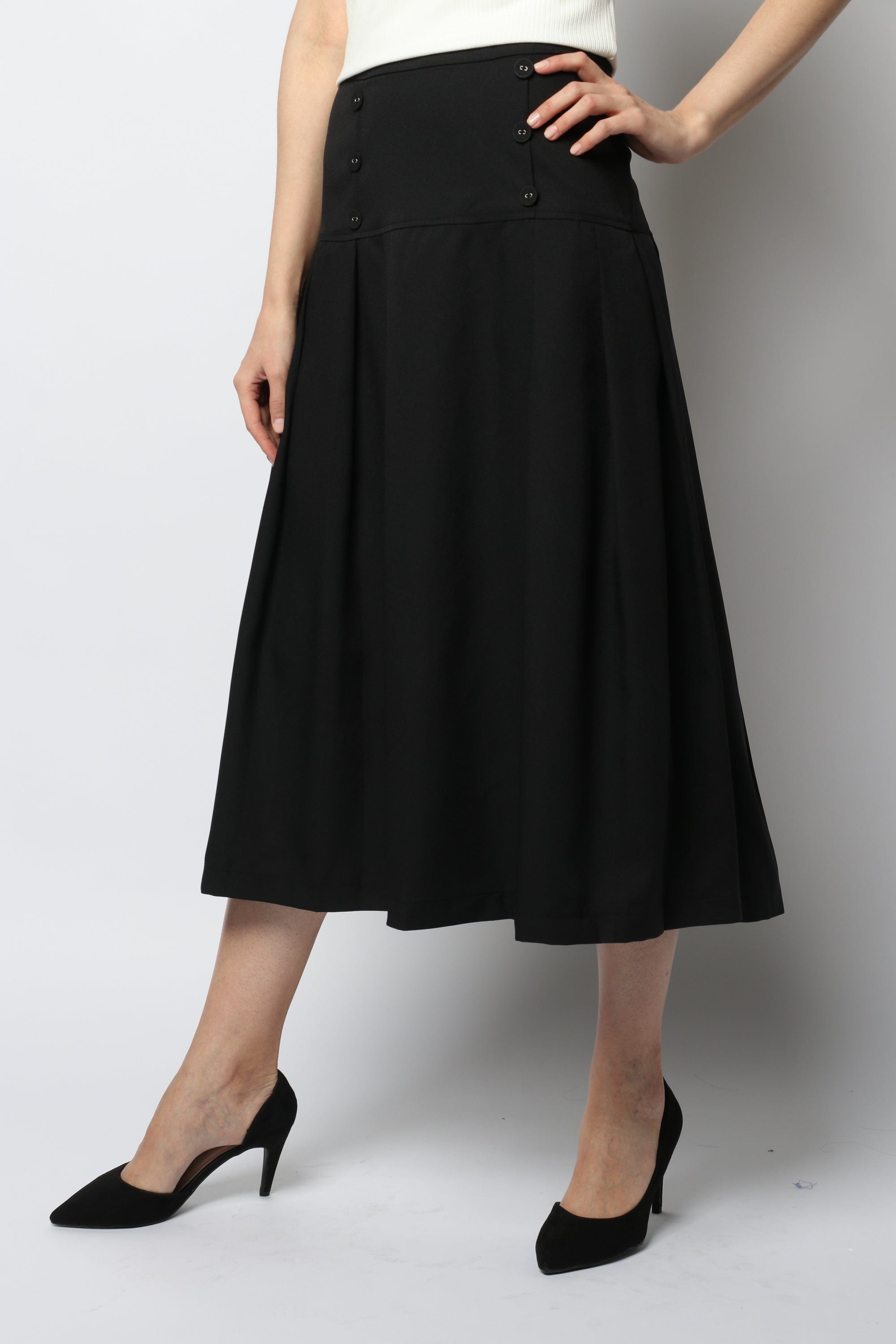 نتشي تنورة ميدي سادة مزينة بكسرات من أسفل الخصر وأزرار