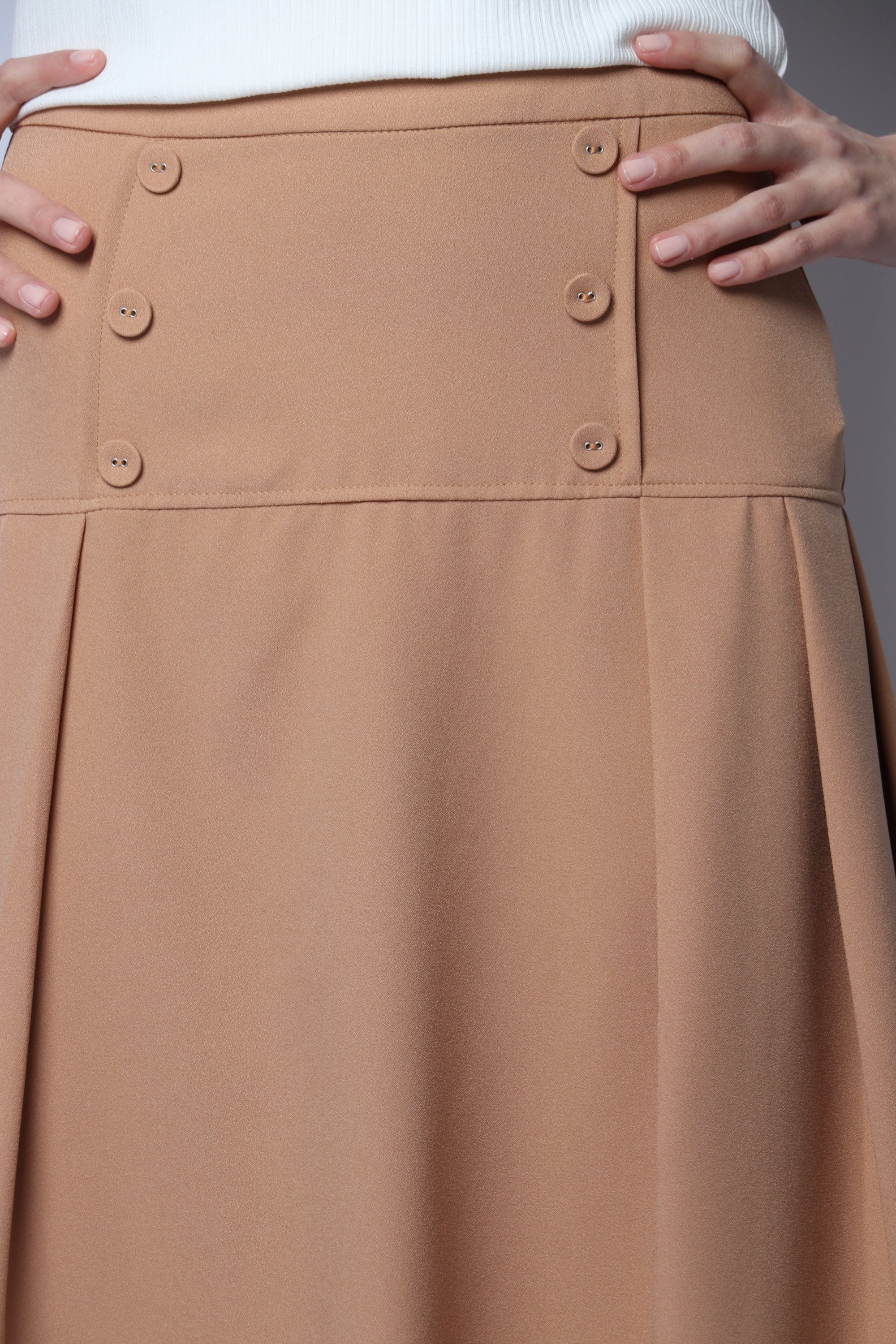 نتشي تنورة ميدي سادة مزينة بكسرات من أسفل الخصر وأزرار