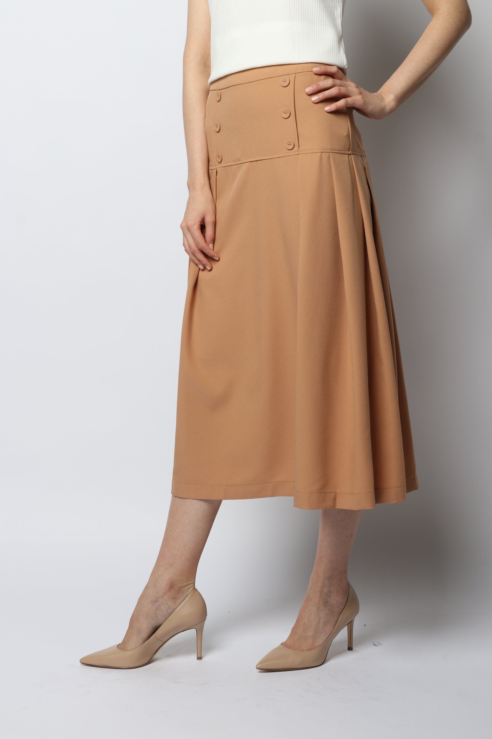 نتشي تنورة ميدي سادة مزينة بكسرات من أسفل الخصر وأزرار