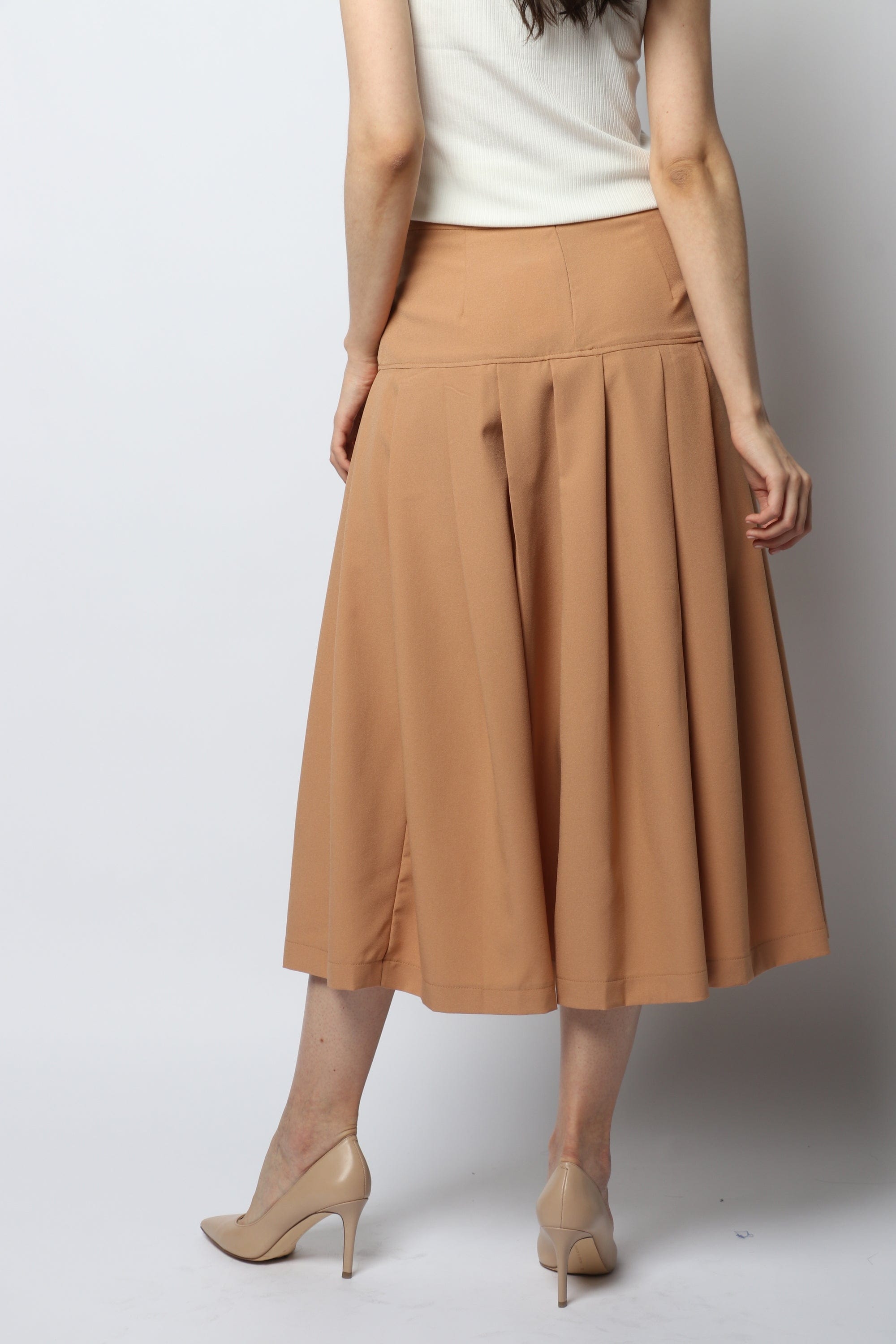 نتشي تنورة ميدي سادة مزينة بكسرات من أسفل الخصر وأزرار