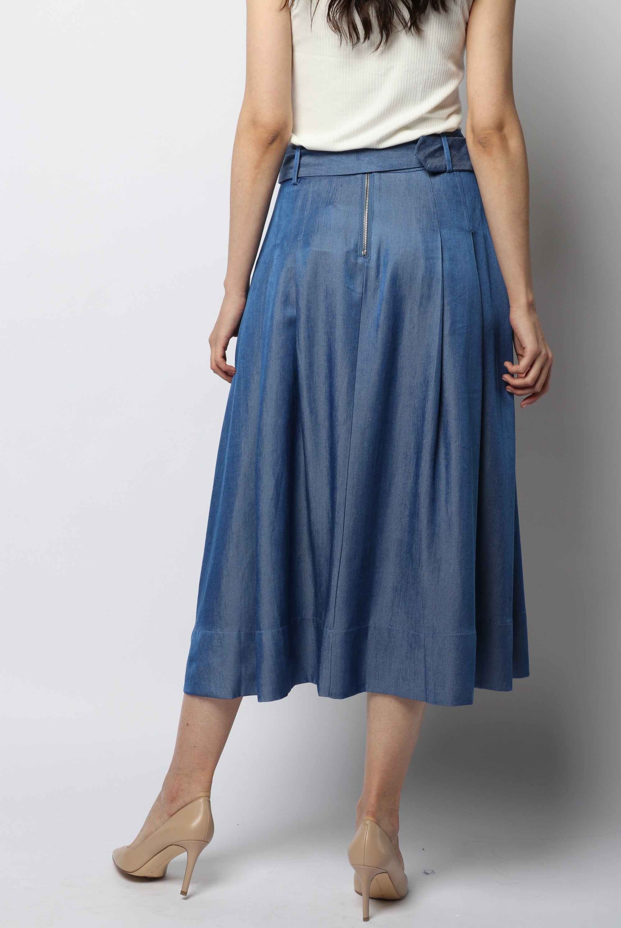 نتشي تنورة ميدي واسعة مزينة بكسرات بحزام عريض