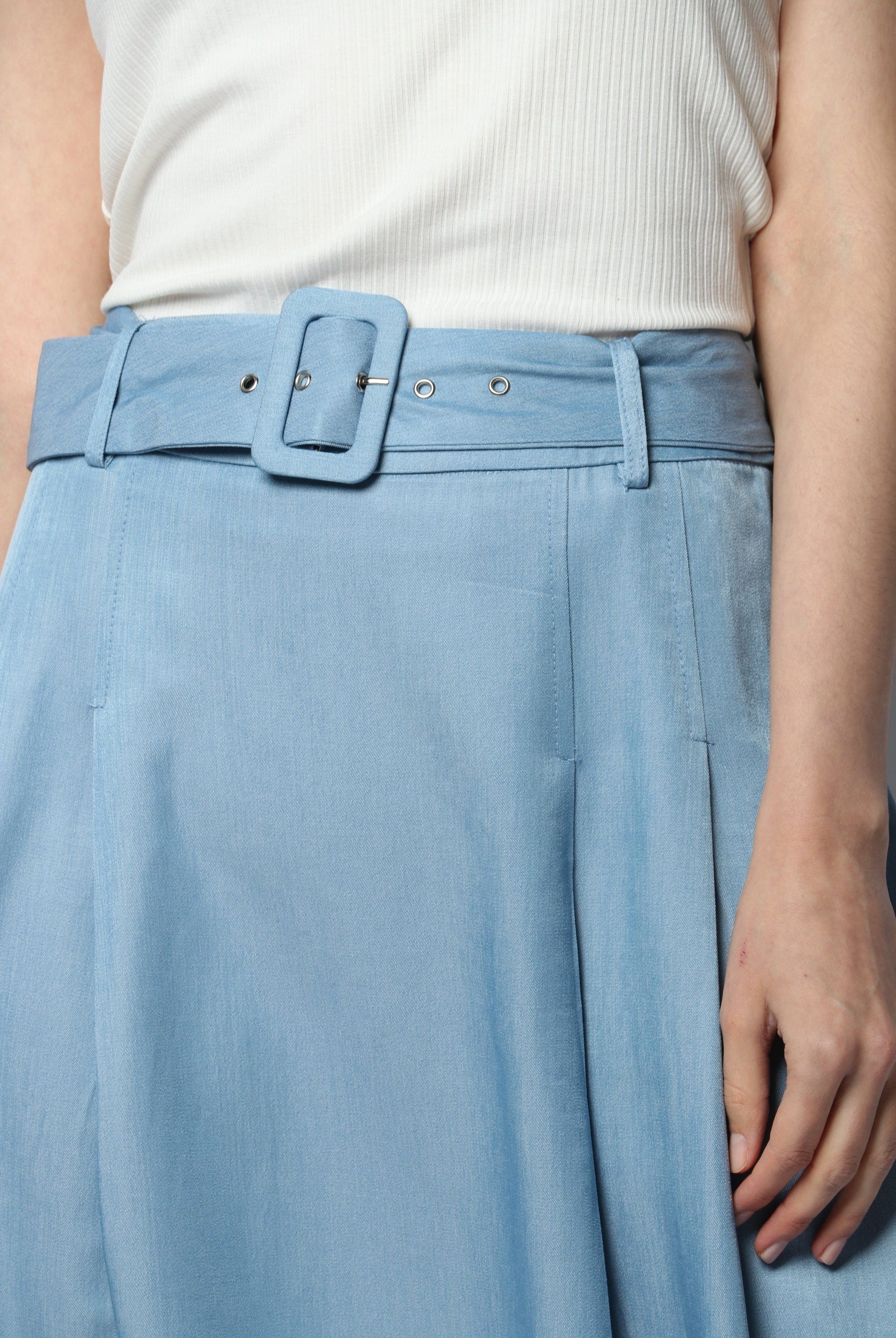 نتشي تنورة ميدي واسعة مزينة بكسرات بحزام عريض