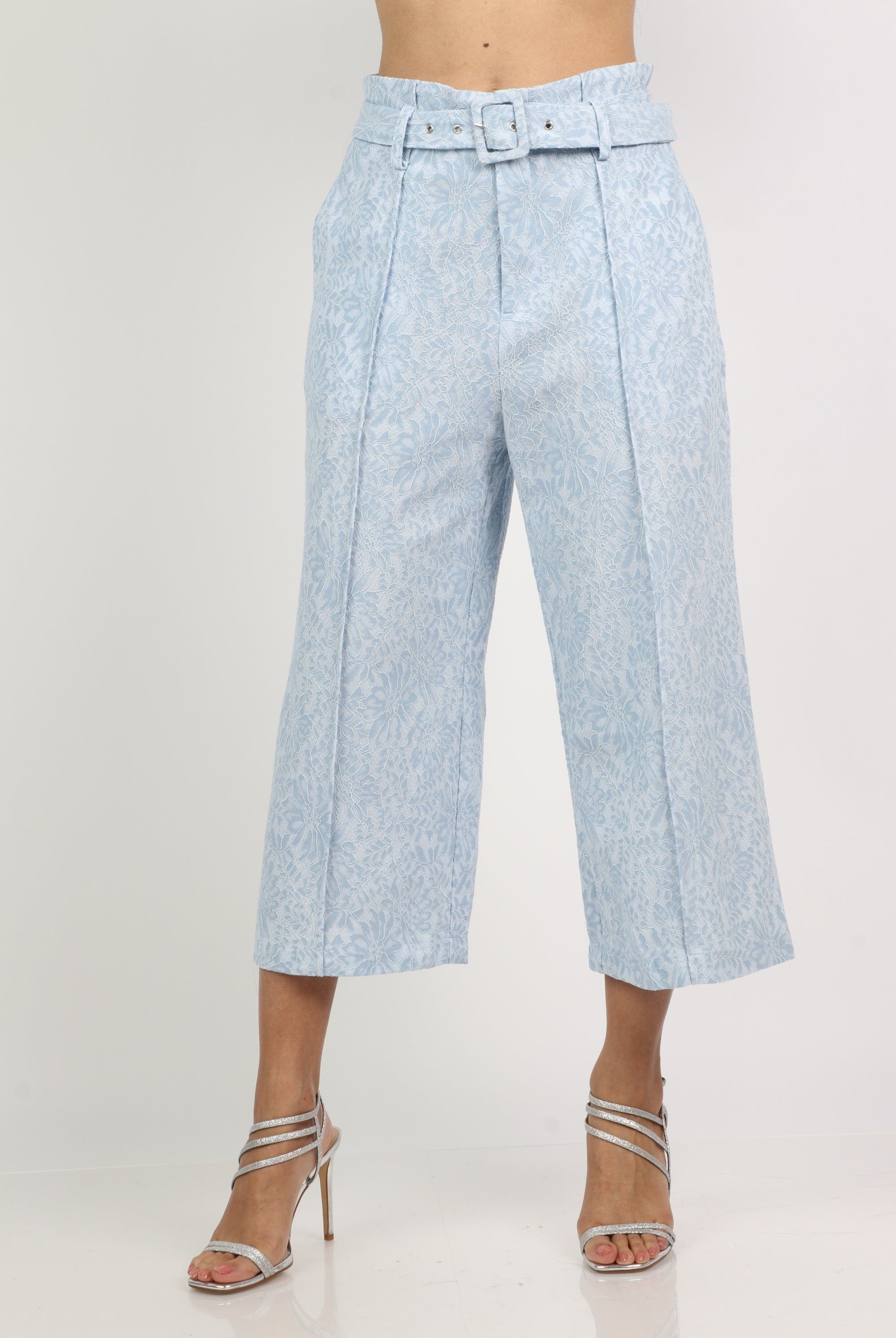 نتشي بنطلون قصير مطرز نسائي