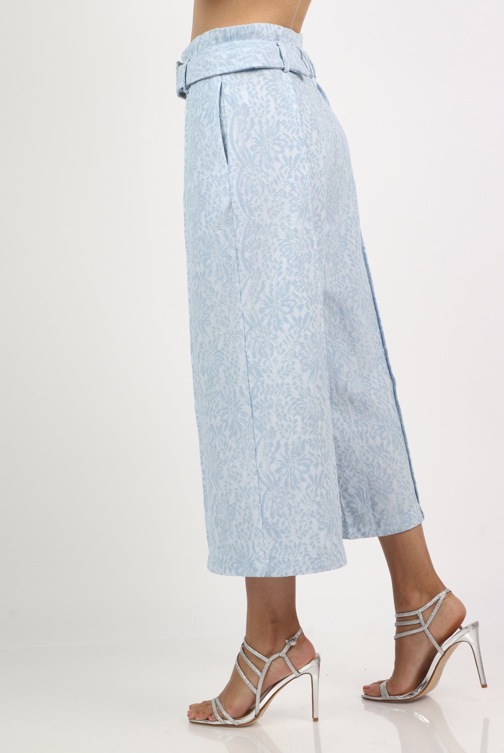 نتشي بنطلون قصير مطرز نسائي