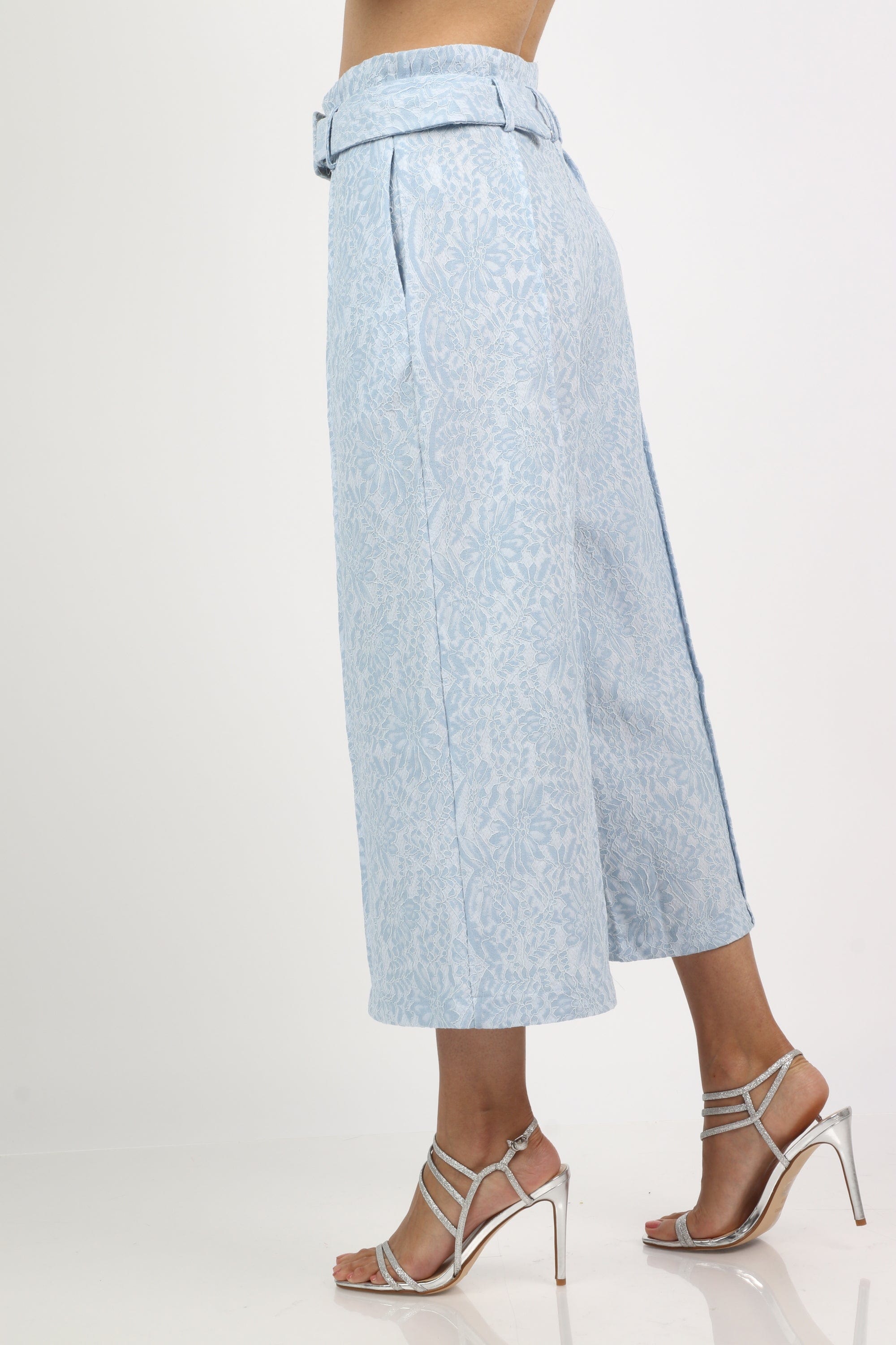 نتشي بنطلون قصير مطرز نسائي