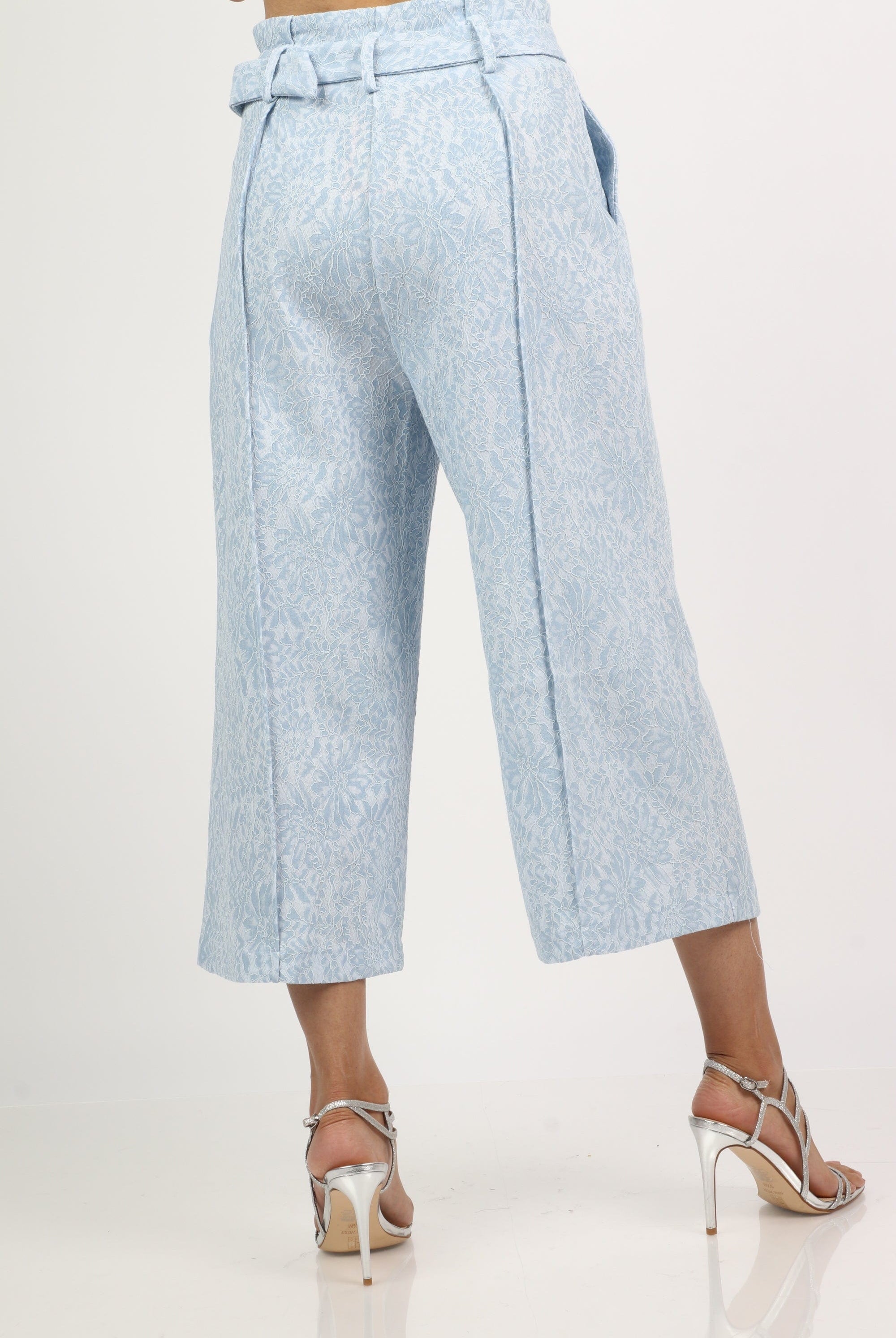 نتشي بنطلون قصير مطرز نسائي