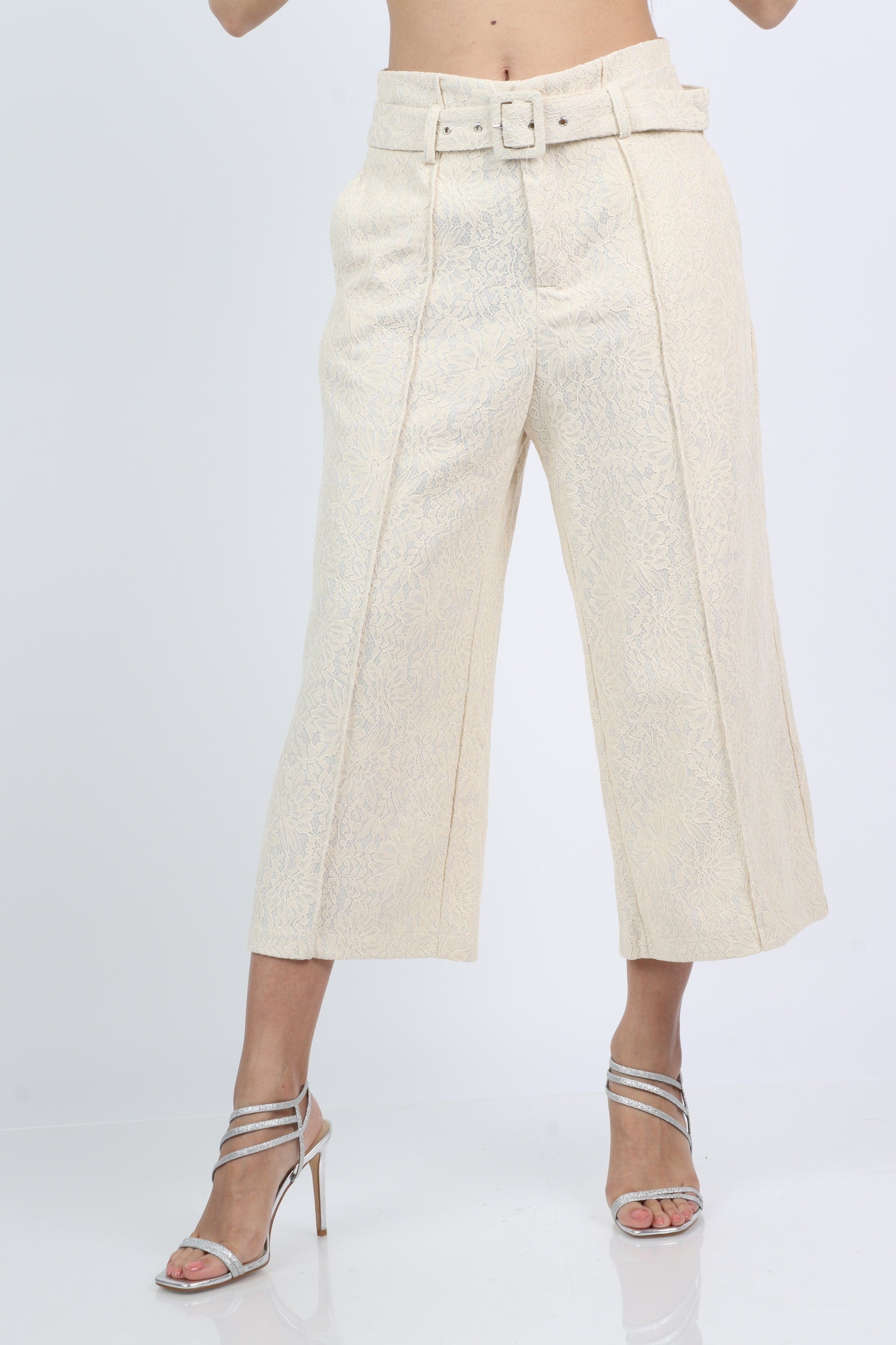 نتشي بنطلون قصير مطرز نسائي