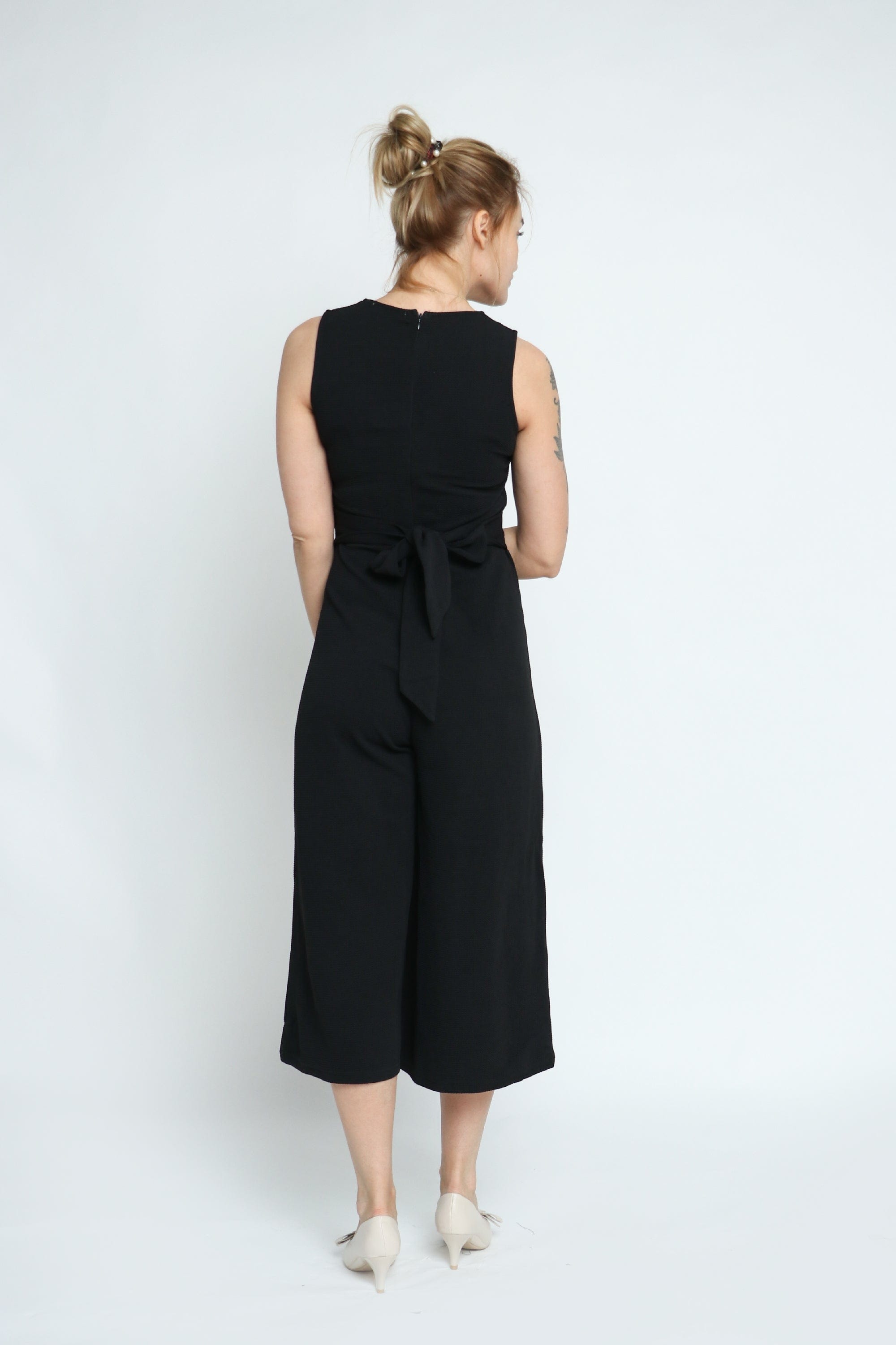 ميكا جمبسوت نسائي قصير وسيع من الأسفل