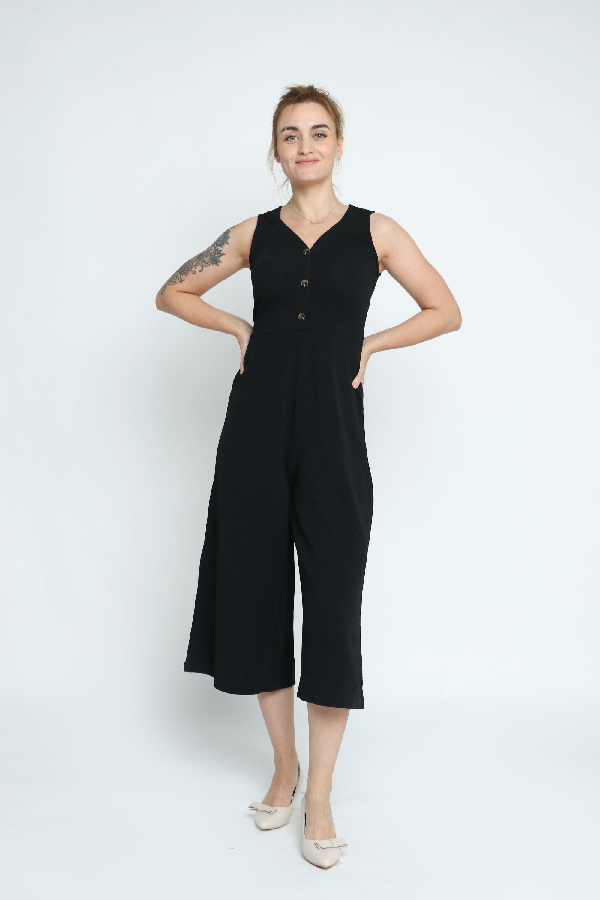 ميكا جمبسوت نسائي قصير وسيع من الأسفل