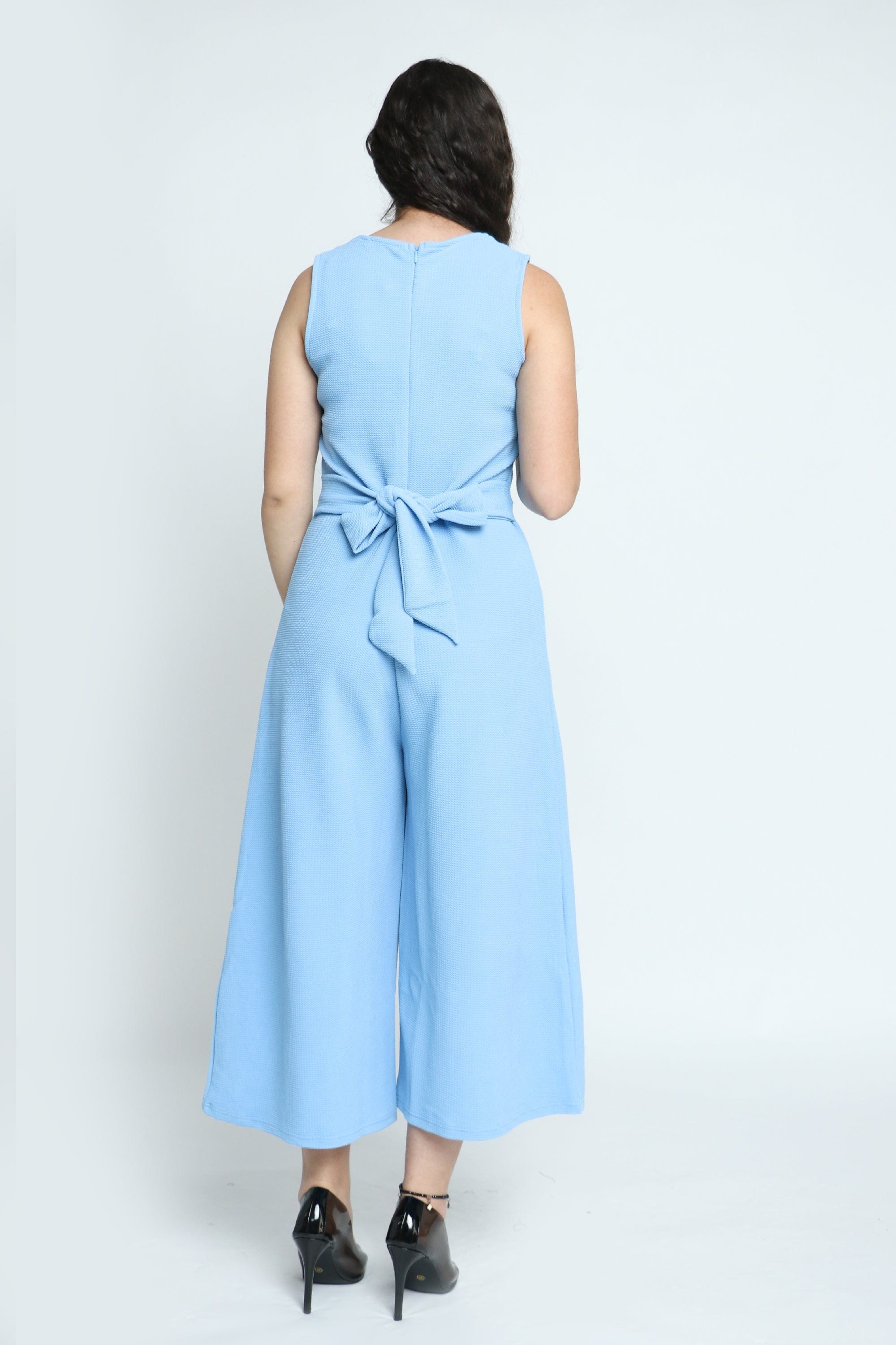 ميكا جمبسوت نسائي قصير وسيع من الأسفل