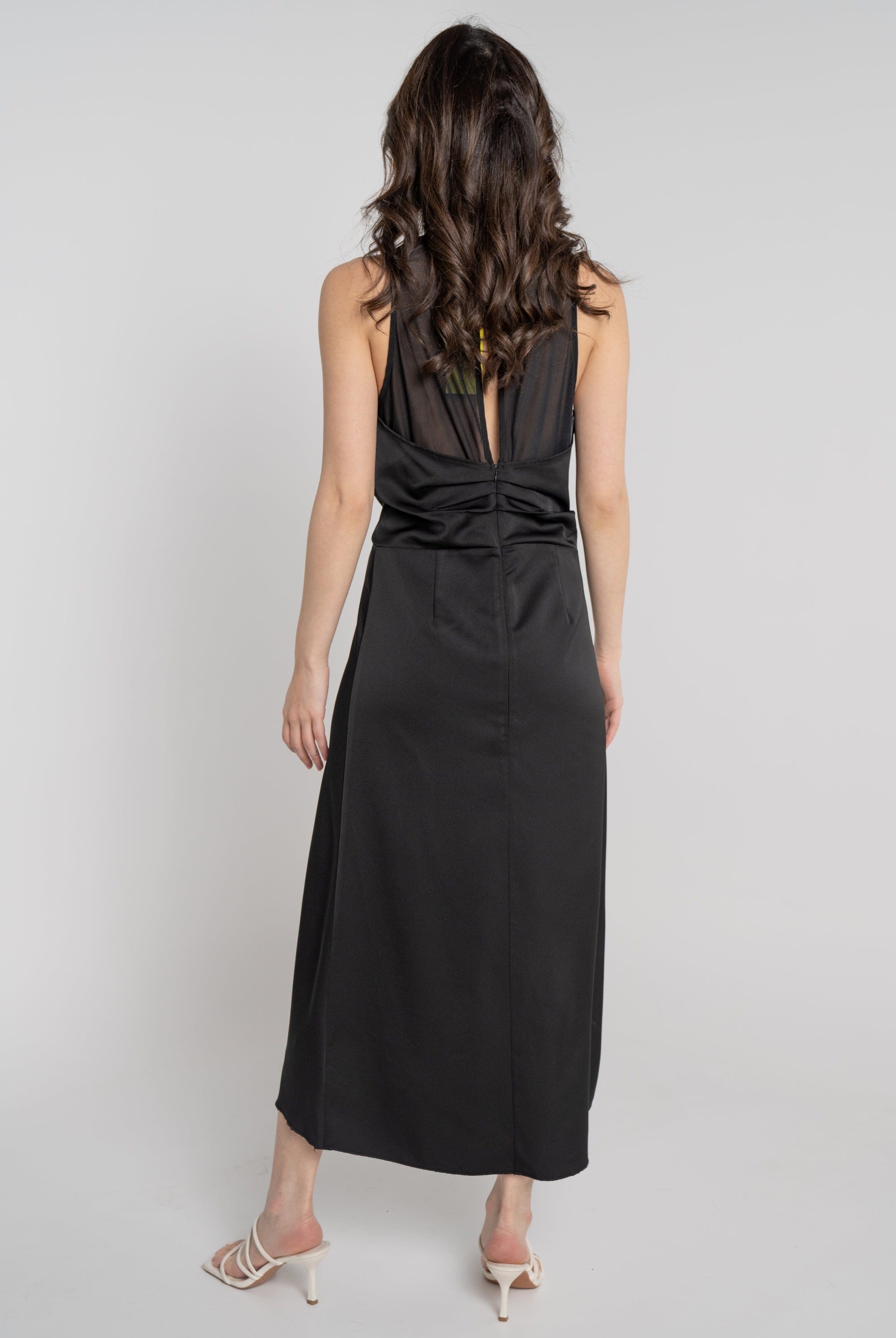 ميكا فستان ميدي بدون أكمام مخصر بفتحة صدر عميقة أسود