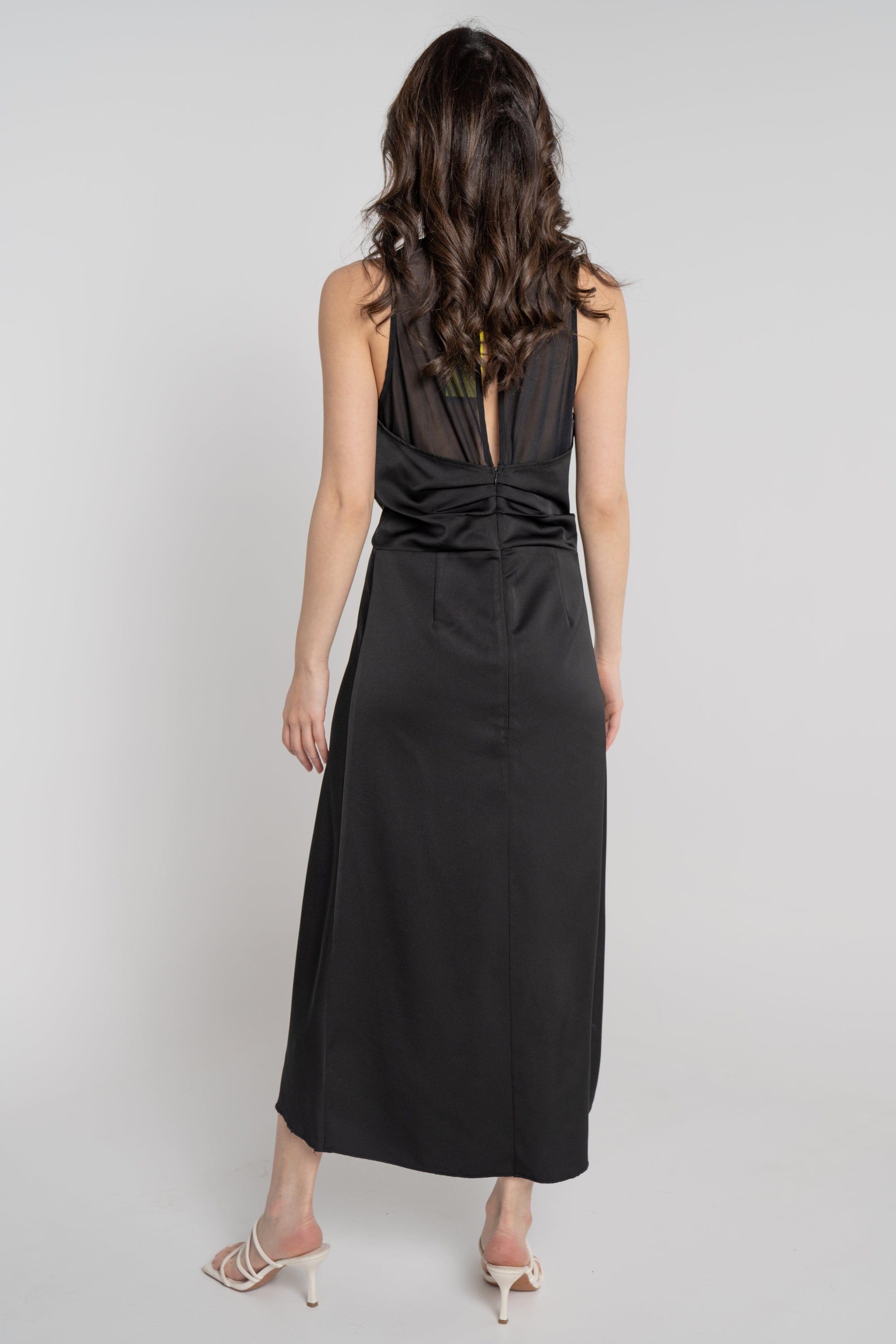 ميكا فستان ميدي بدون أكمام مخصر بفتحة صدر عميقة أسود