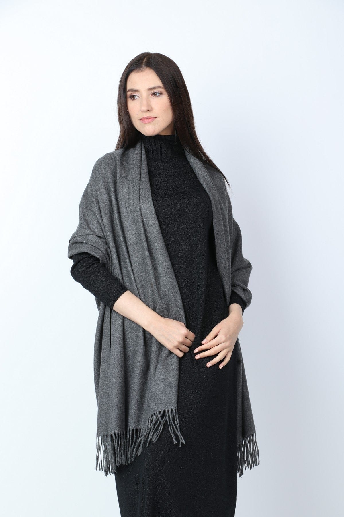 ميكا شال نسائي طويل سادة مزين بشراشيب