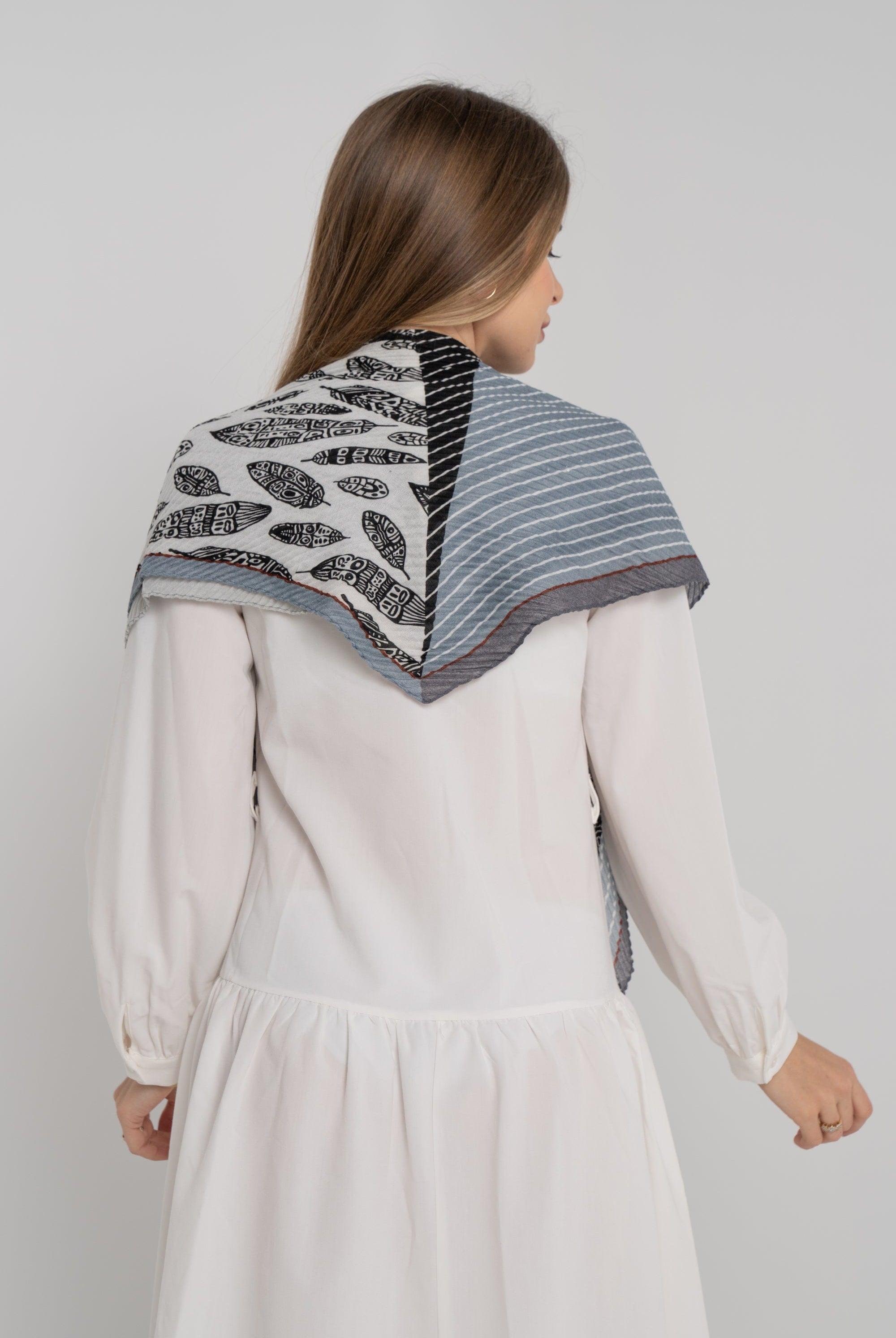 ميكا شال مزين بنمط نسائي أزرق