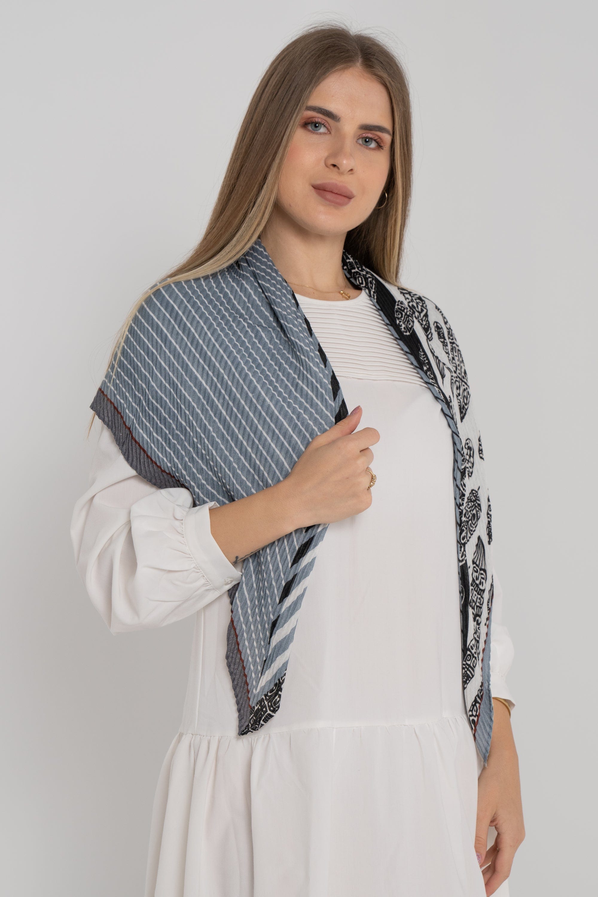 ميكا شال مزين بنمط نسائي أزرق