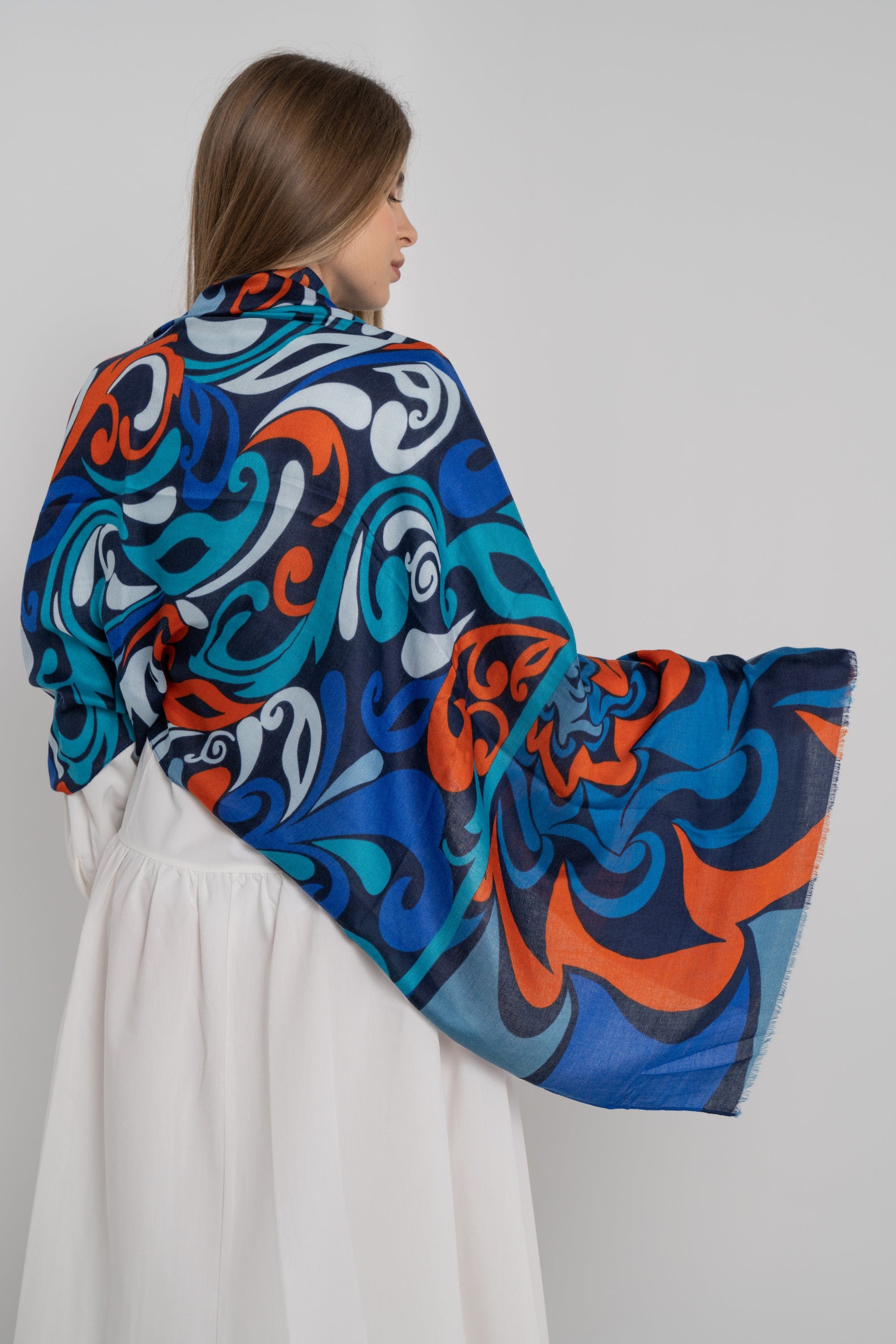 ميكا وشاح منقوش متعدد الألوان أزرق