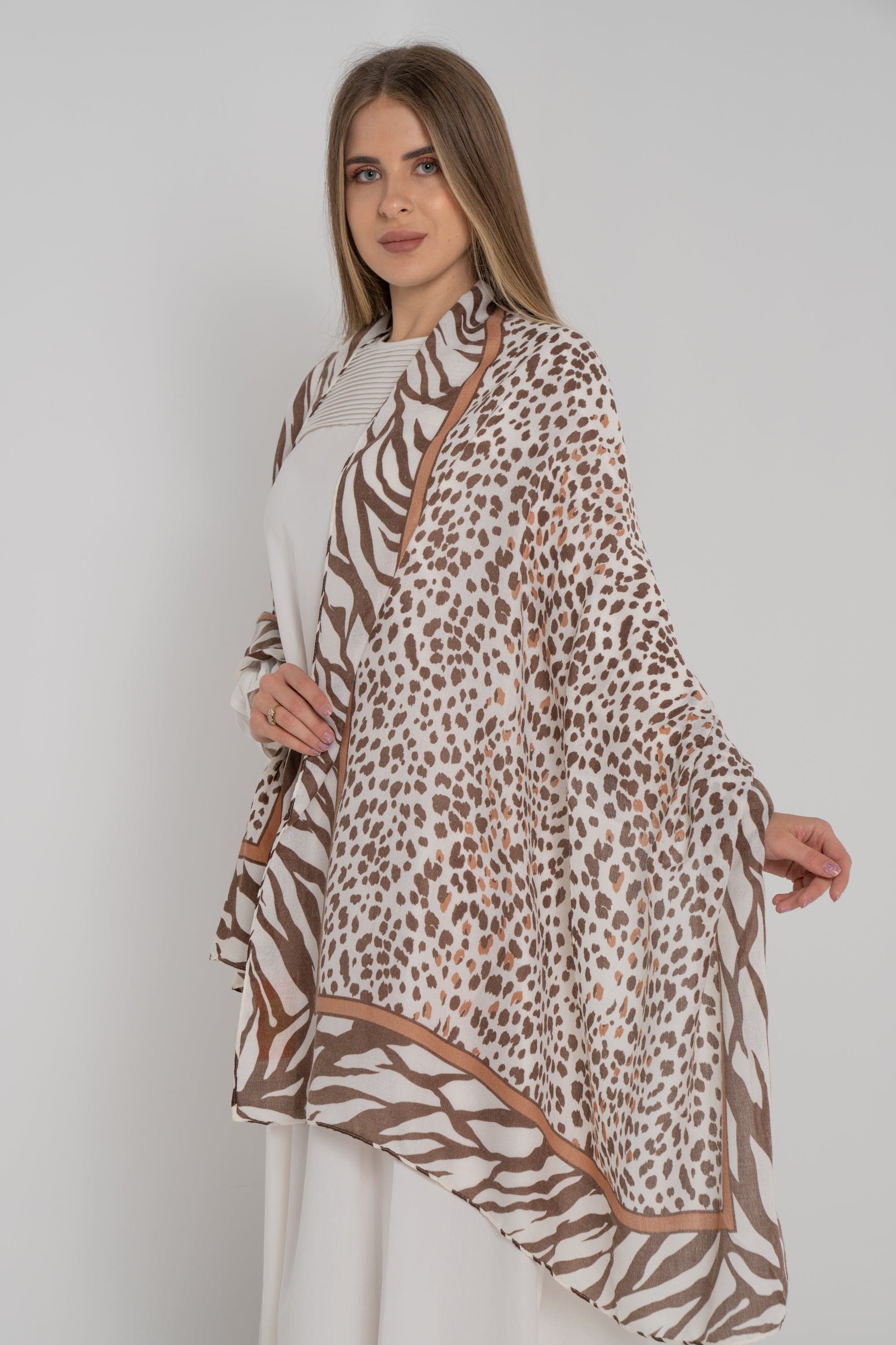 ميكا وشاح نسائي بنمط نمري بيج