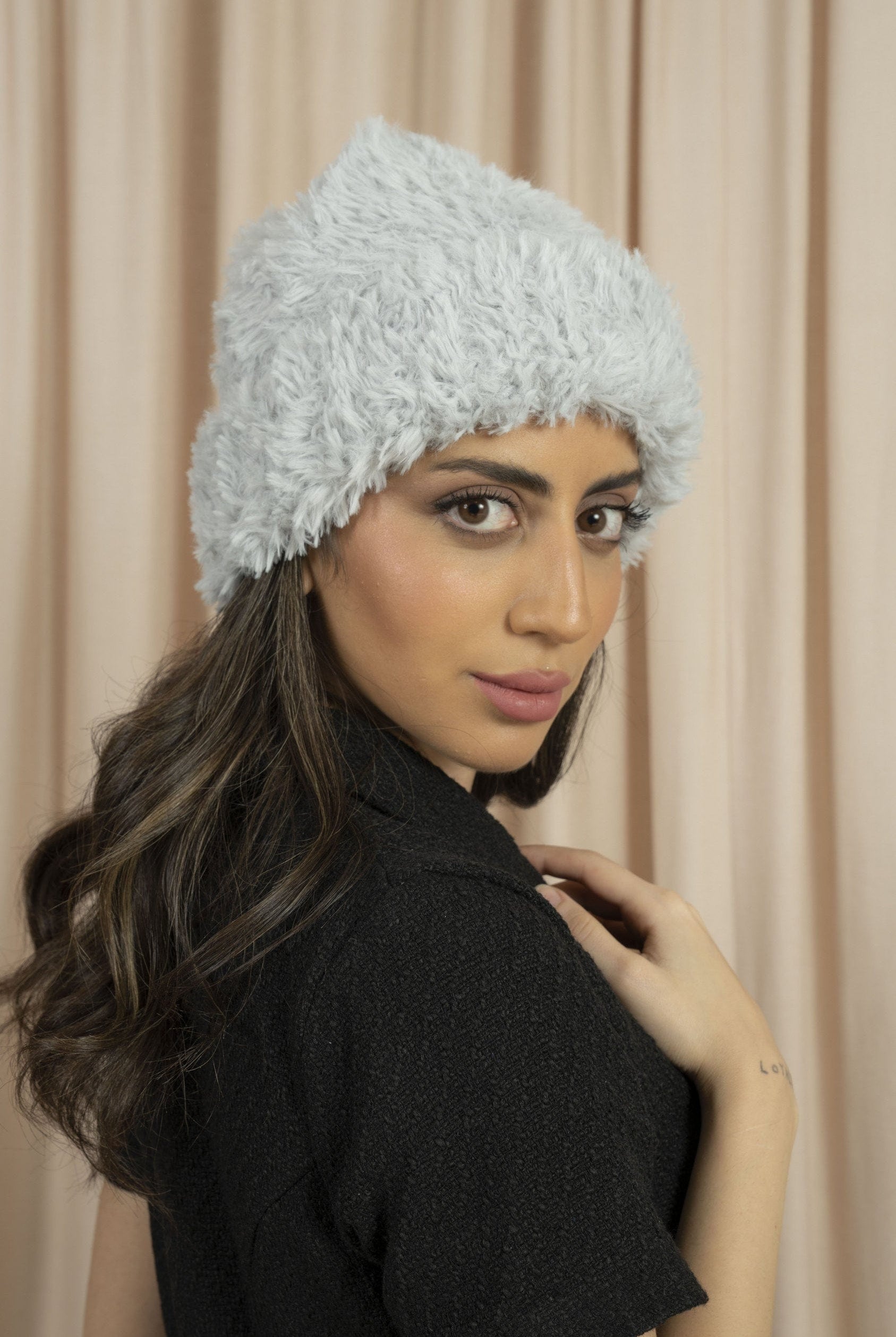 ميكا طاقية فرو سادة نسائي رمادي فاتح