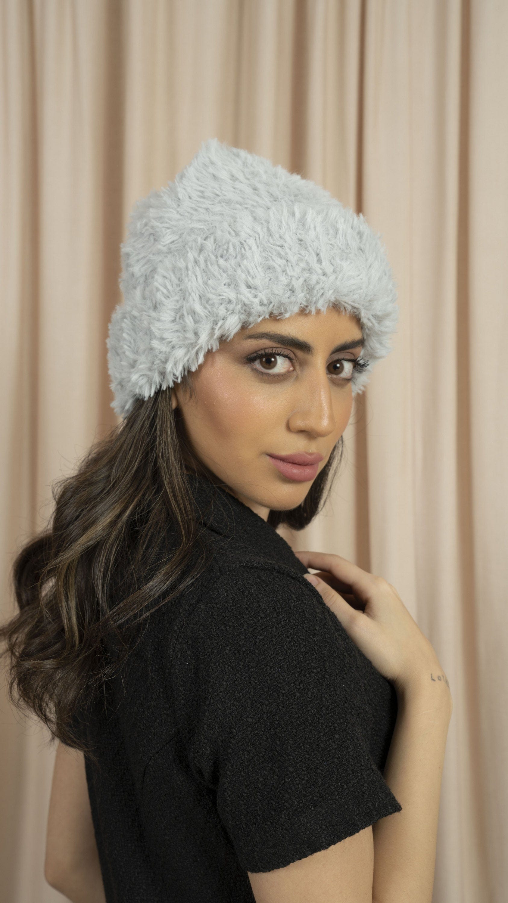 ميكا طاقية فرو سادة نسائي رمادي فاتح