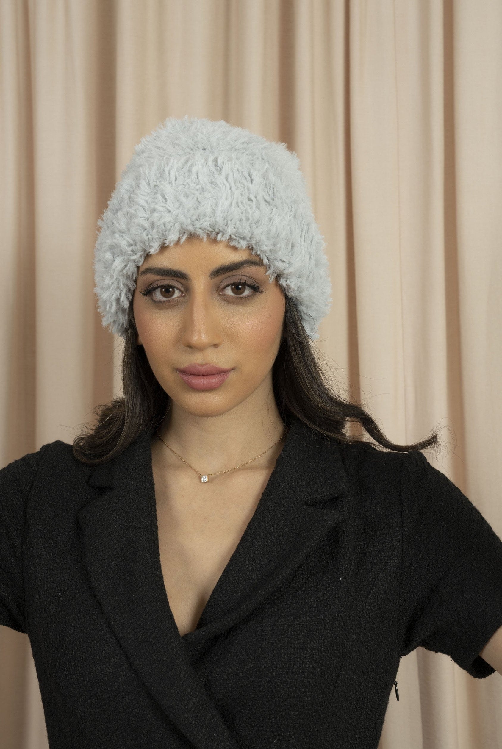 ميكا طاقية فرو سادة نسائي رمادي فاتح