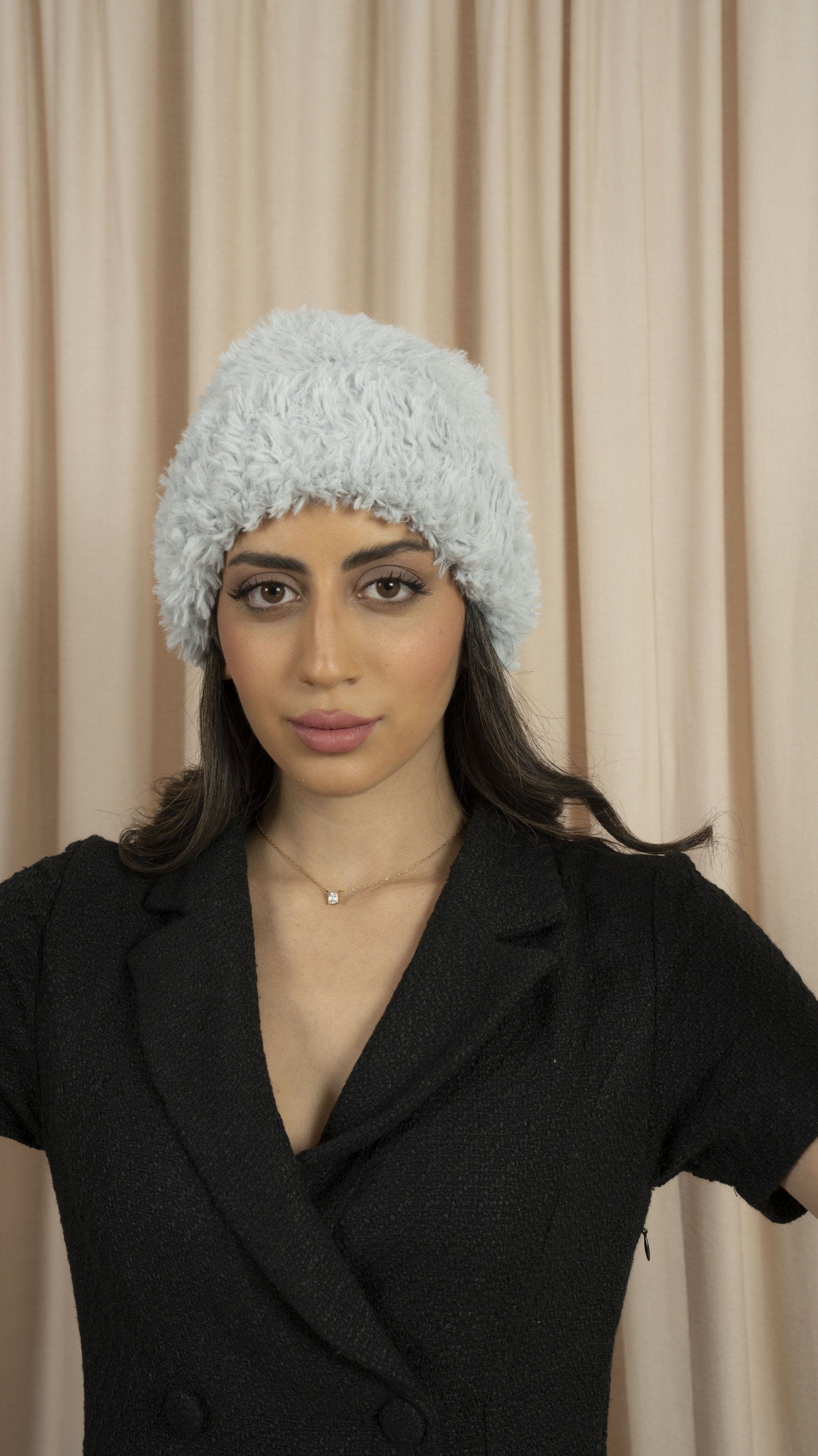 ميكا طاقية فرو سادة نسائي رمادي فاتح