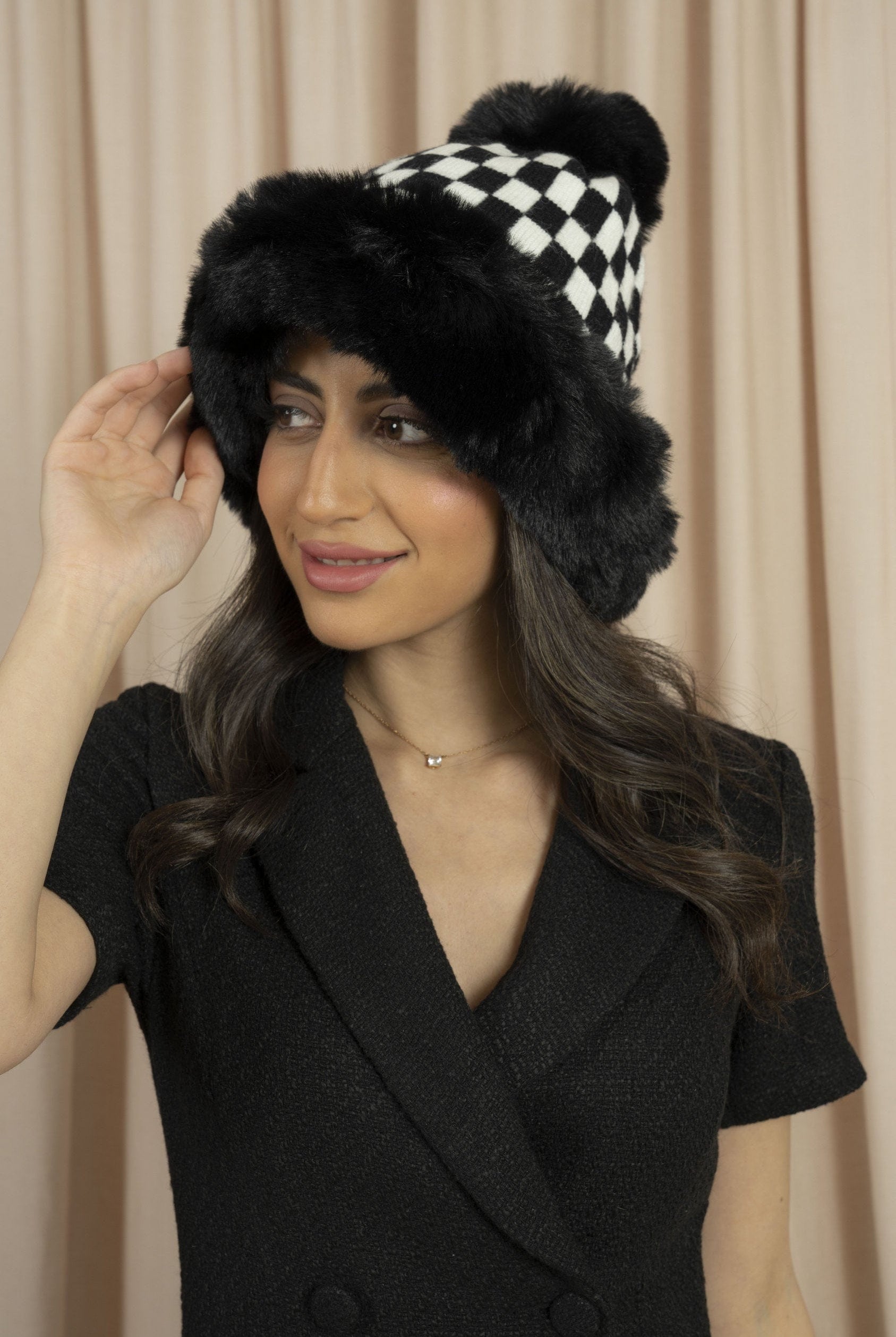 ميكا طاقية فرو نسائية مزينة بمربعات أسود