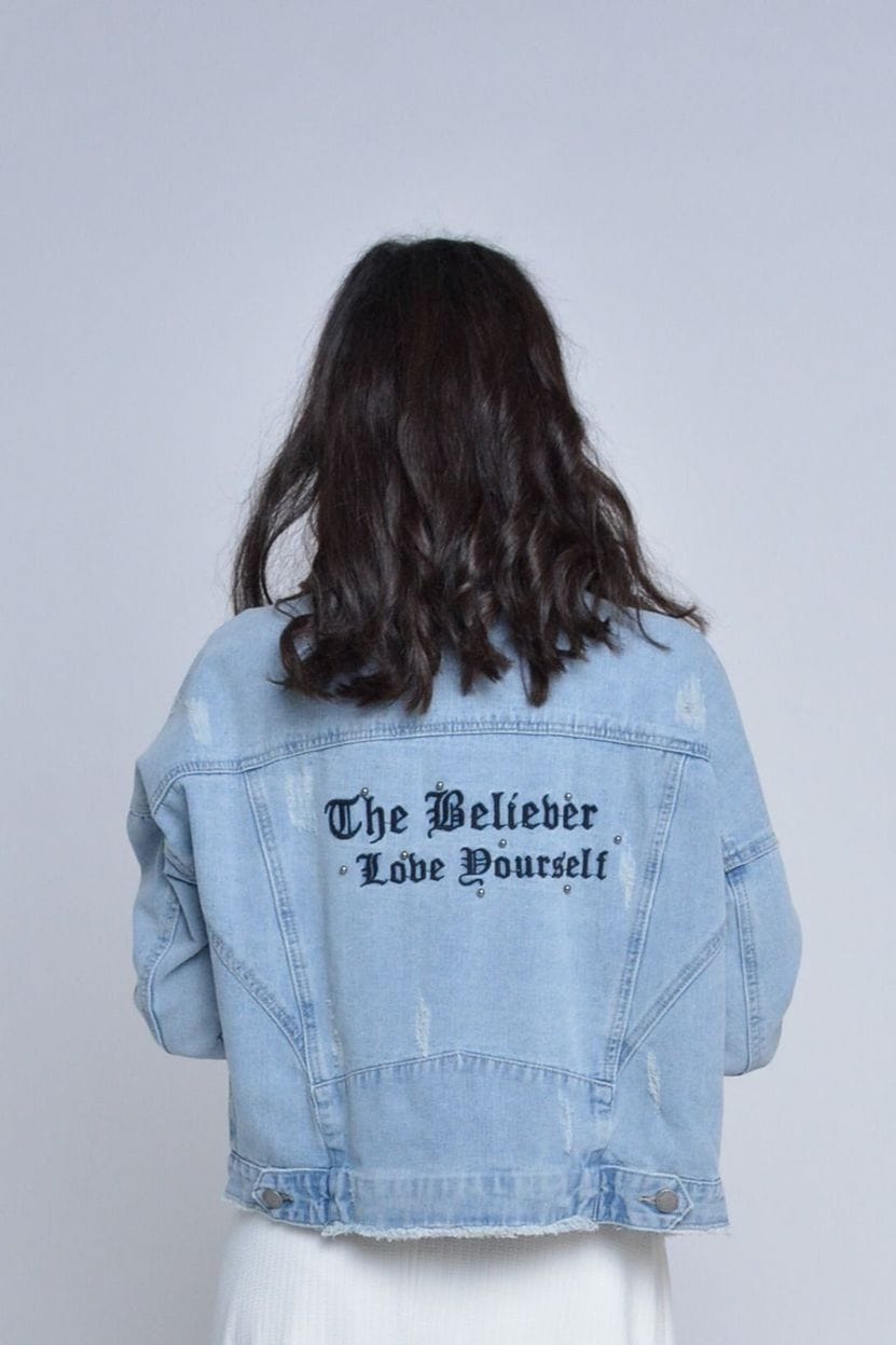 ميكا جاكت جينز أوف وايت وأزرار أمامية معدنية وياقة كم طويل نسائي