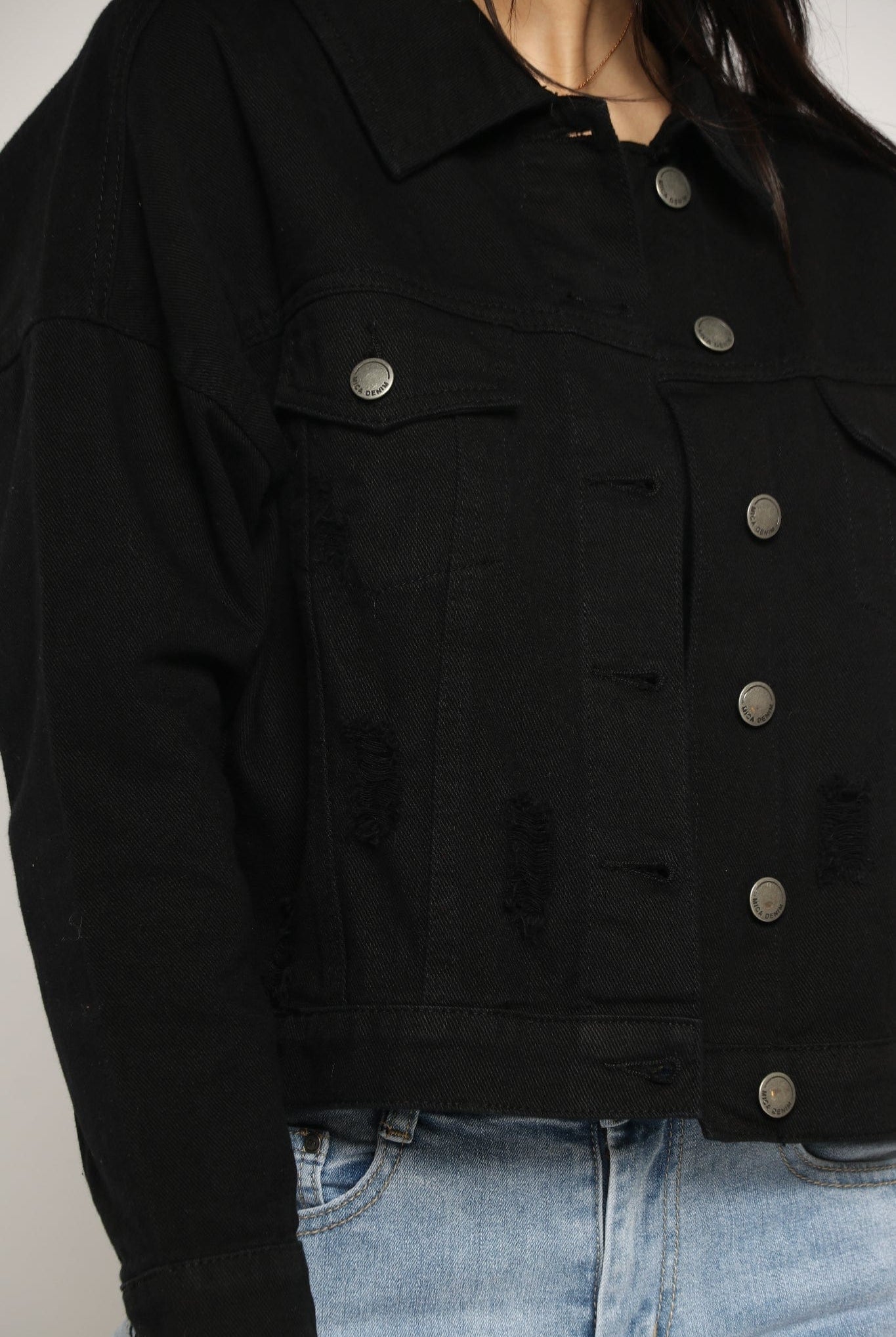 ميكا جاكيت جينز قصير أزرار أمامية وجيوب وياقة كم طويل نسائي