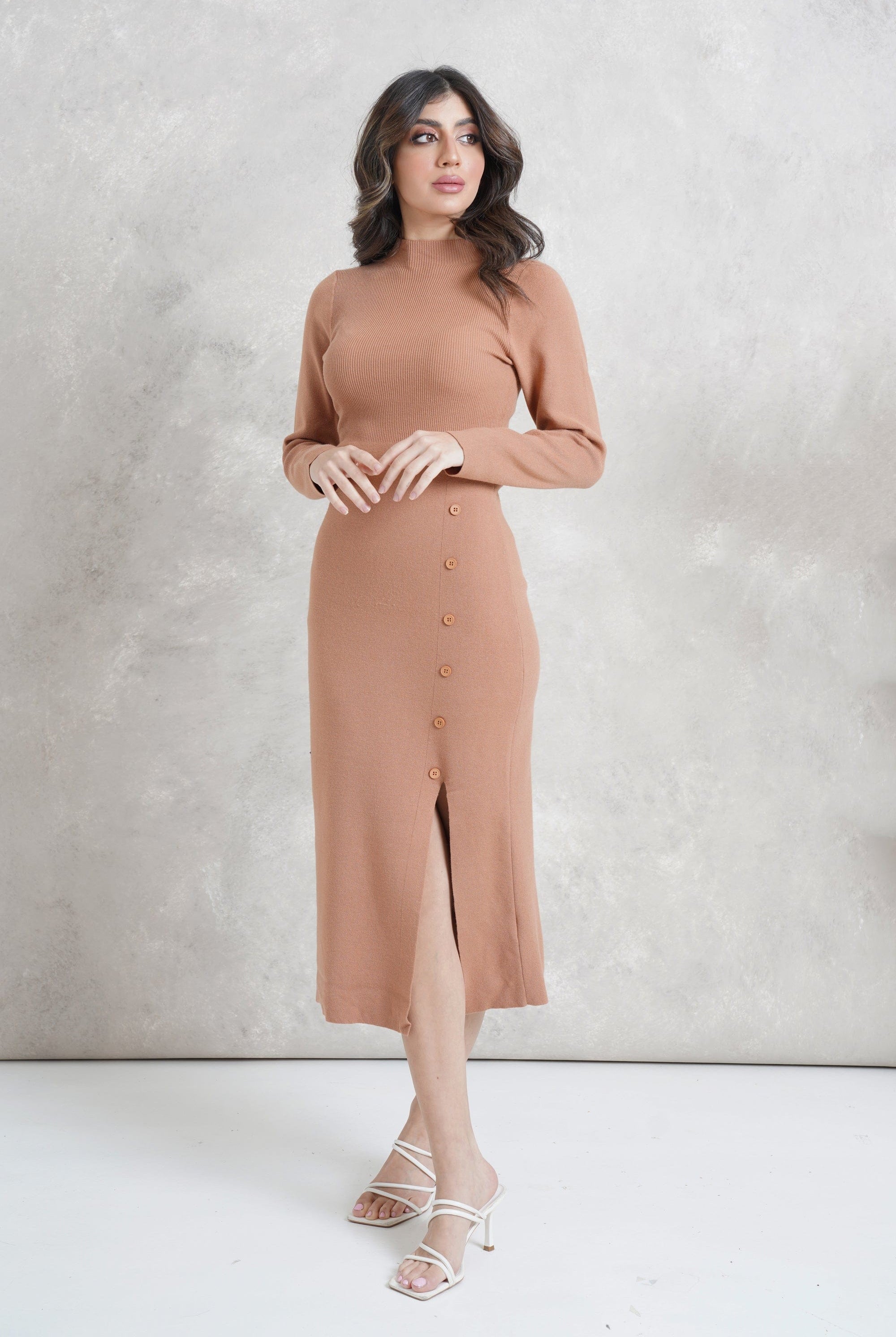 ميكا فستان ميدي ضيق بفتحة فخذ من الأمام بأكمام طويلة