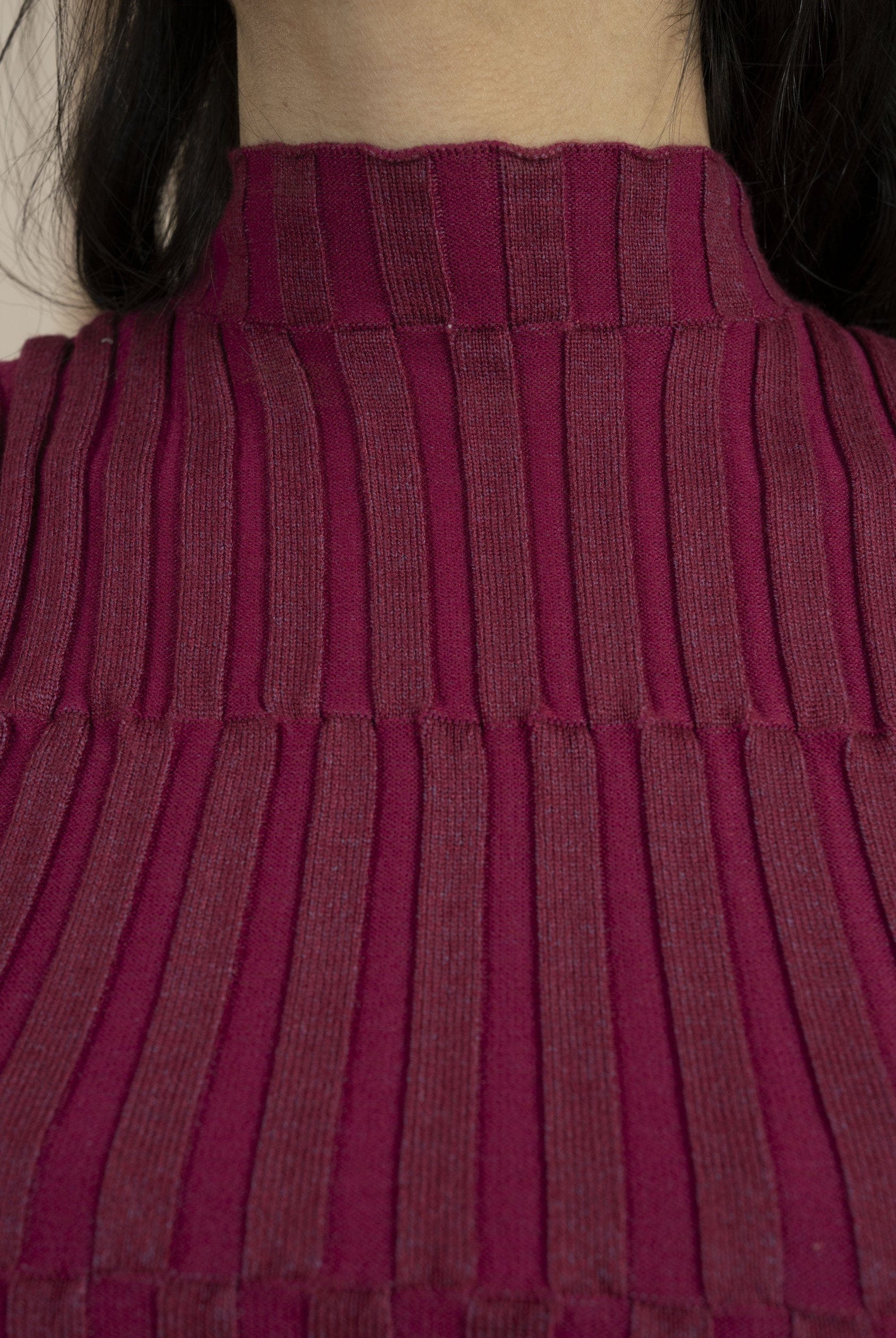 ميكا بلوزة شتوي نسائية بدون أكمام هاي نيك